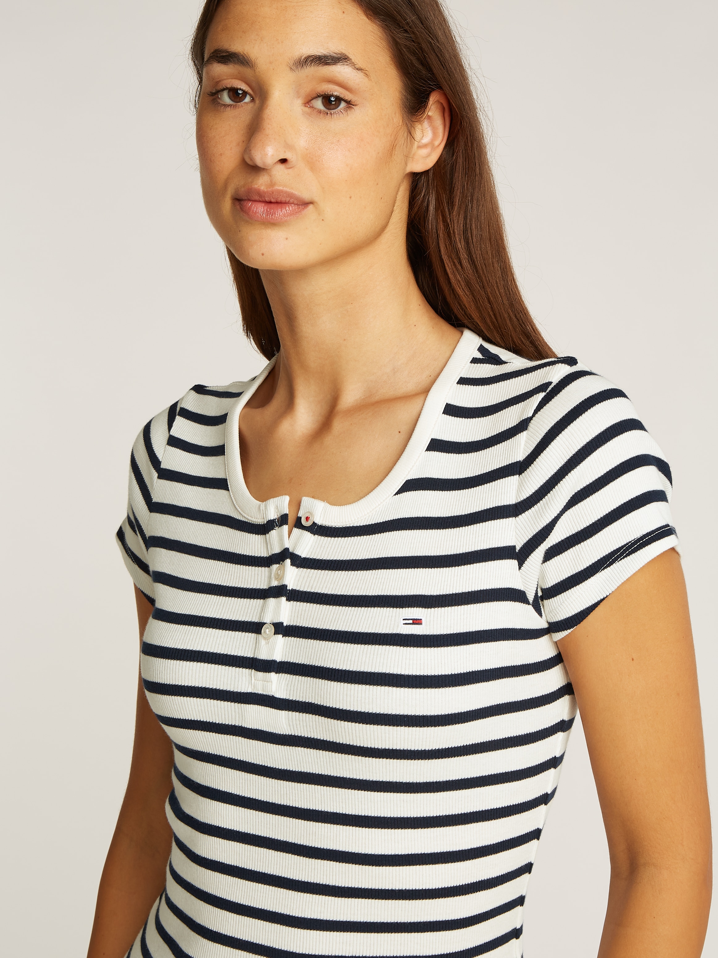 Tommy Jeans T-Shirt »TJW SLIM BUTTON RIB C-NECK SS«, mit Knöpfen