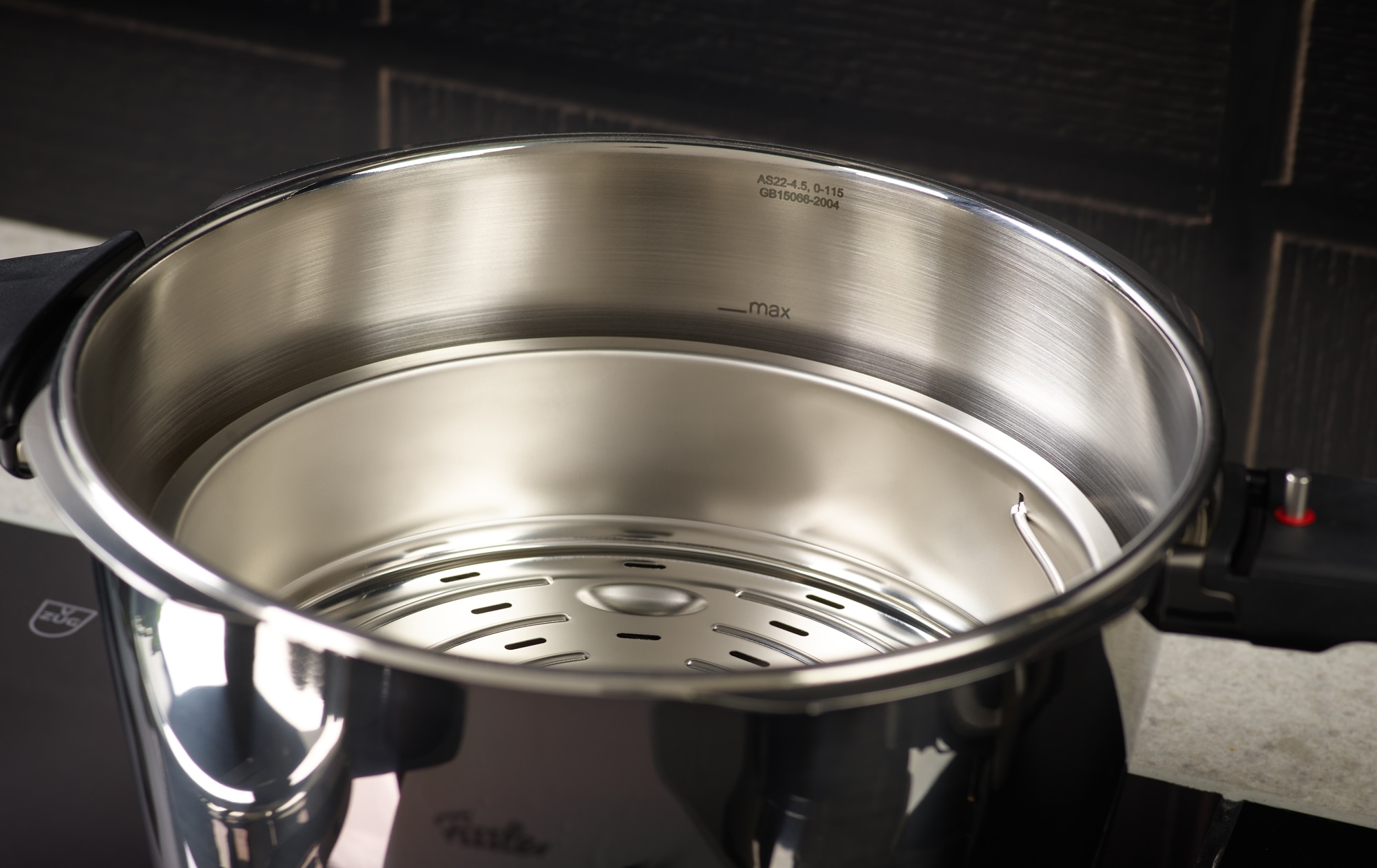 Fissler Schnellkochtopf »Vitaquick® Premium Edelstahl Dampfkochtopf mit Dämpfeinsatz« 3 Stk. tlg. Edelstahl 18/10