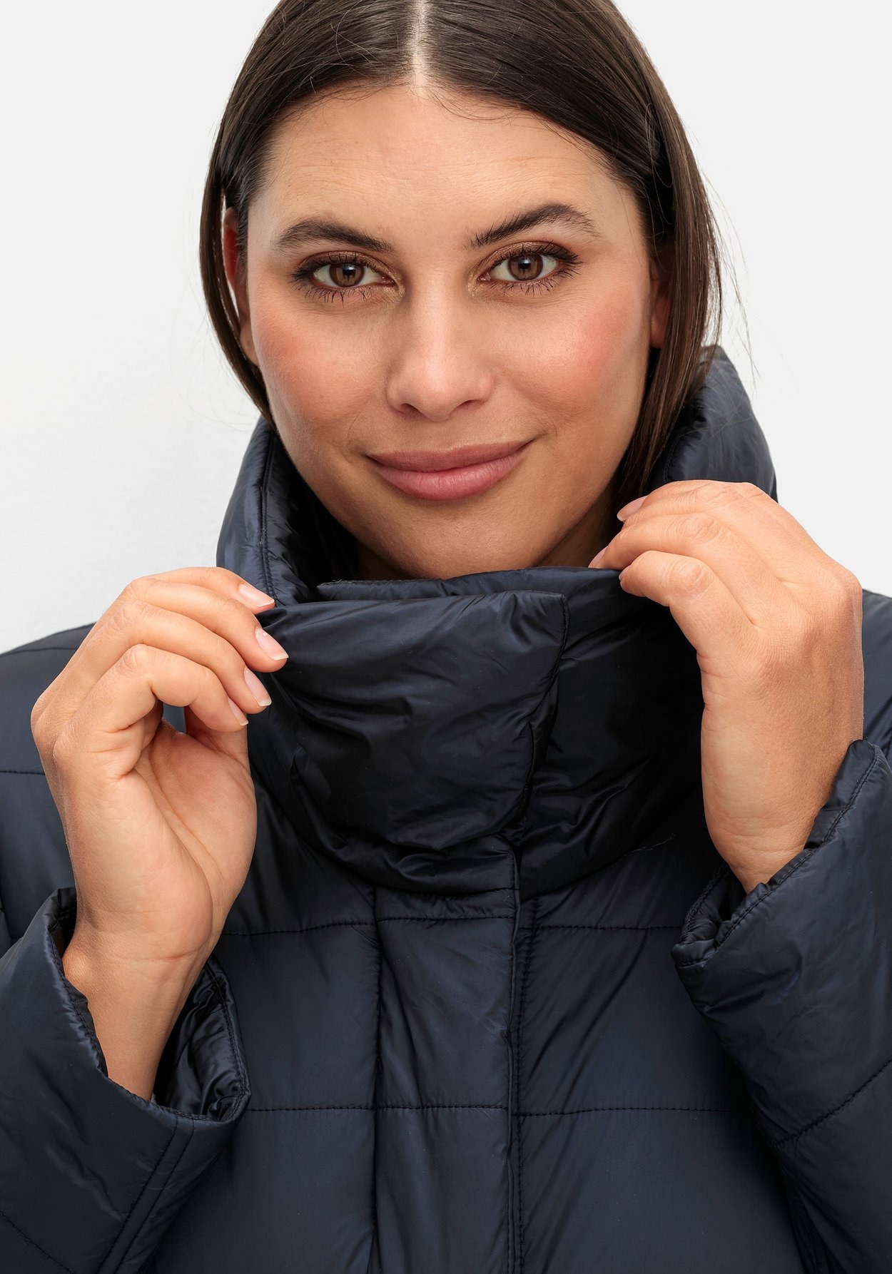 Sheego Steppjacke »Wasserabweisende Steppjacke mit hohem Stehkragen, wasserabweisend«, ohne Kapuze, mit hohem Stehkragen, wasserabweisend