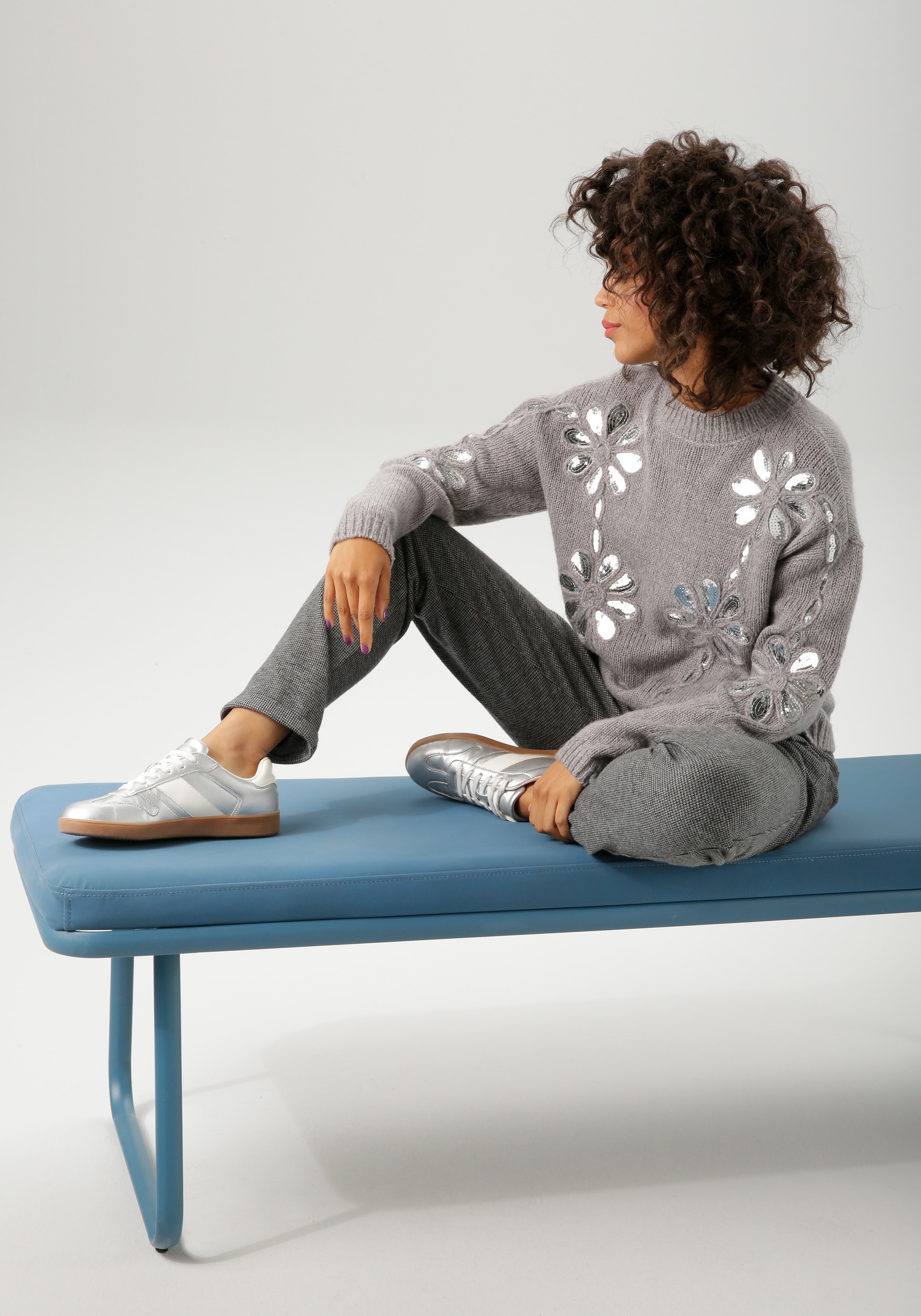 Aniston CASUAL Strickpullover mit Pailletten verzierte Blüten-Applikationen - NEUE KOLLEKTION