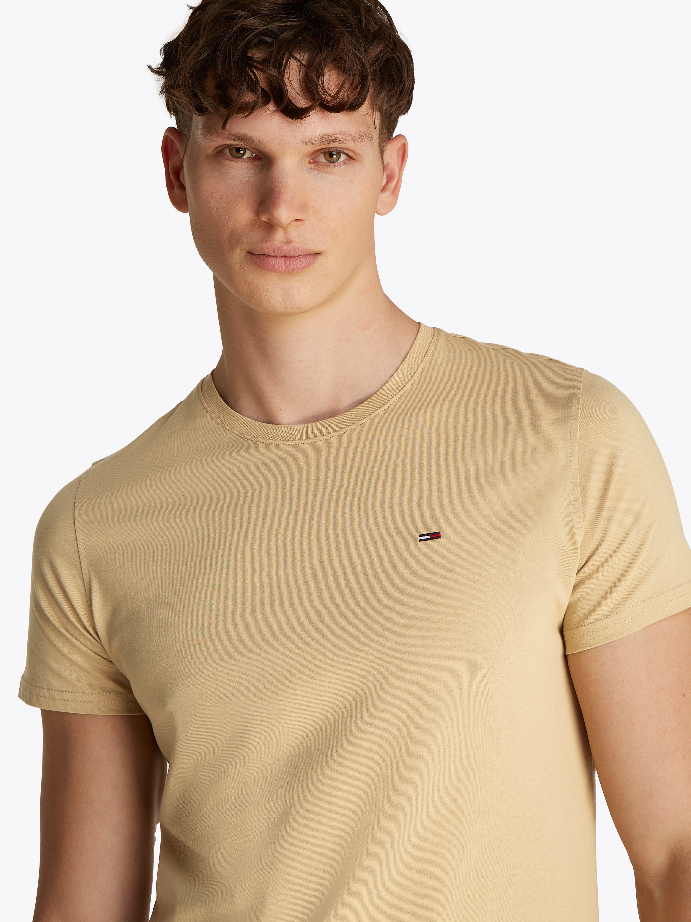 Tommy Jeans T-Shirt »TJM ESSENTIAL SOLID TEE«, mit Rundhalsausschnitt und dezenter Logo-Flag