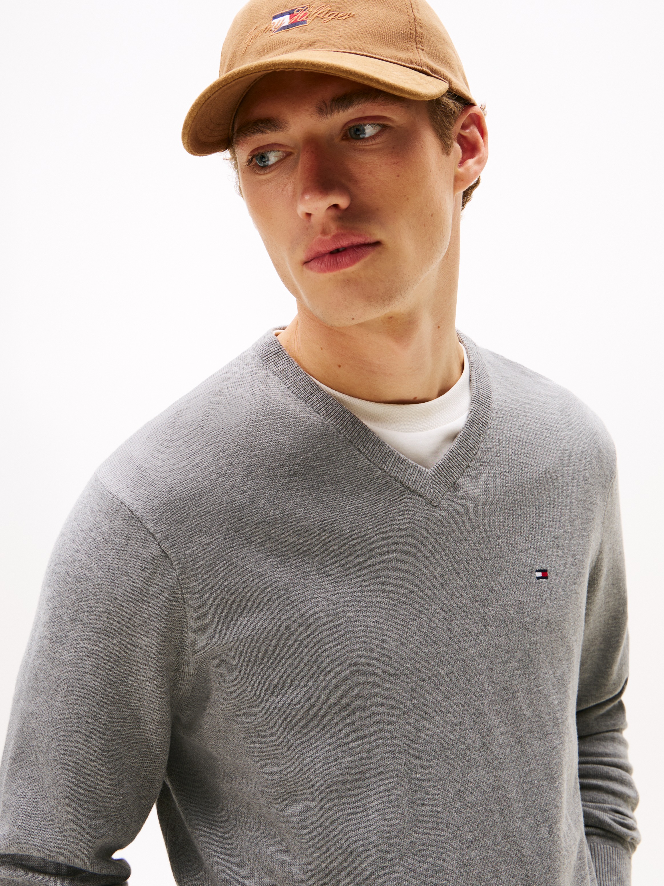 Tommy Hilfiger Strickpullover »ESSENTIAL COTTON V NECK mit V-Ausschnitt und Stickerei« unifarben, casual, regular fit, Baumwolle, V-Ausschnitt