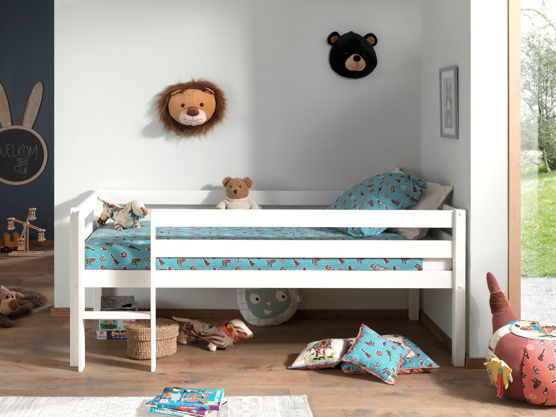 Vipack Spielbett »Vipack Pino«, (Made in Europe), Niedriges Spielbett mit LF 90 x 200 cm, Ausf. weiß oder grau lackiert