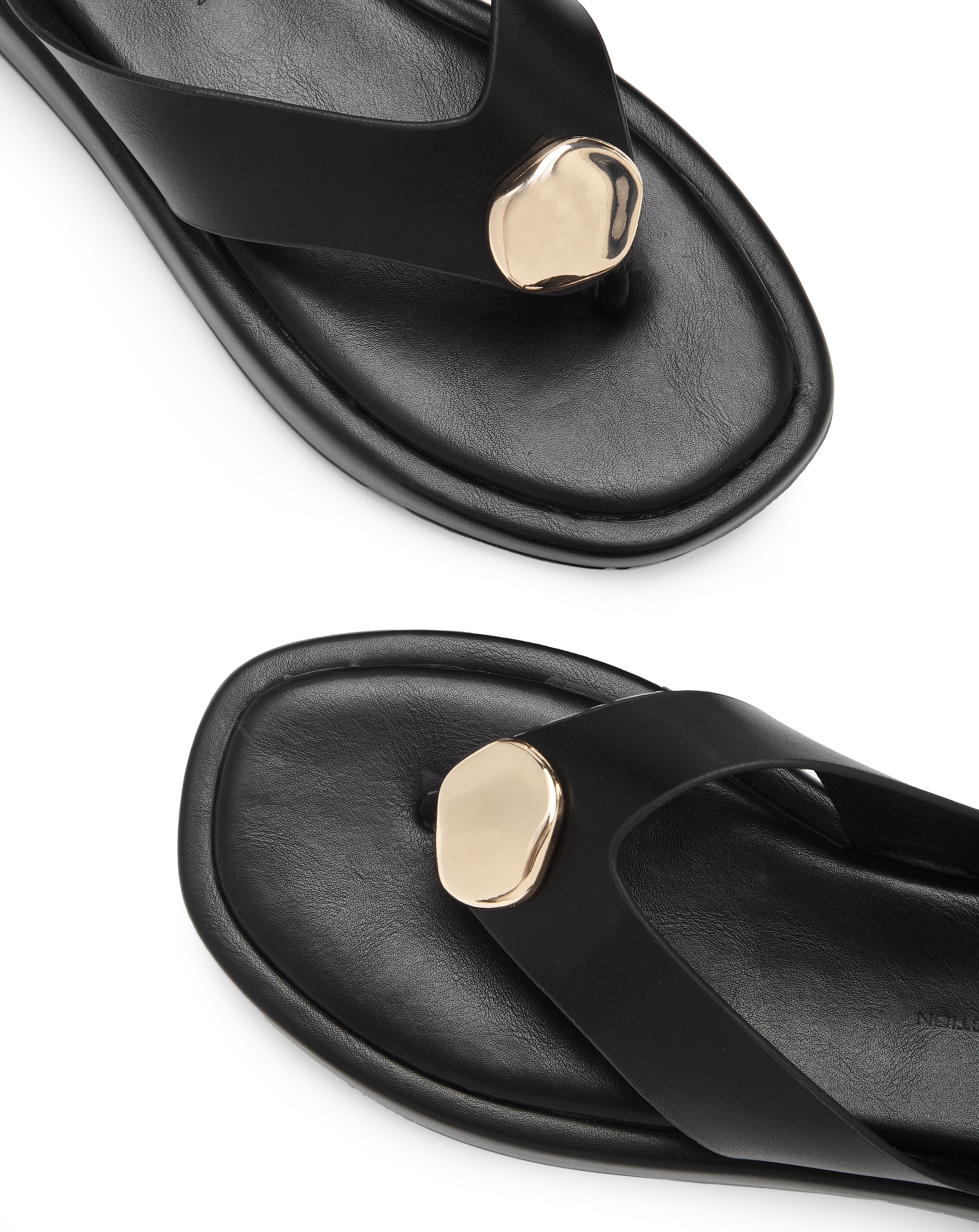 French Connection Zehentrenner »Sandale, Pantolette, offener Schuh, Sommerschuhe«  NEU mit goldfarbenem Schmuckelement und bequemer Sohle VEGAN