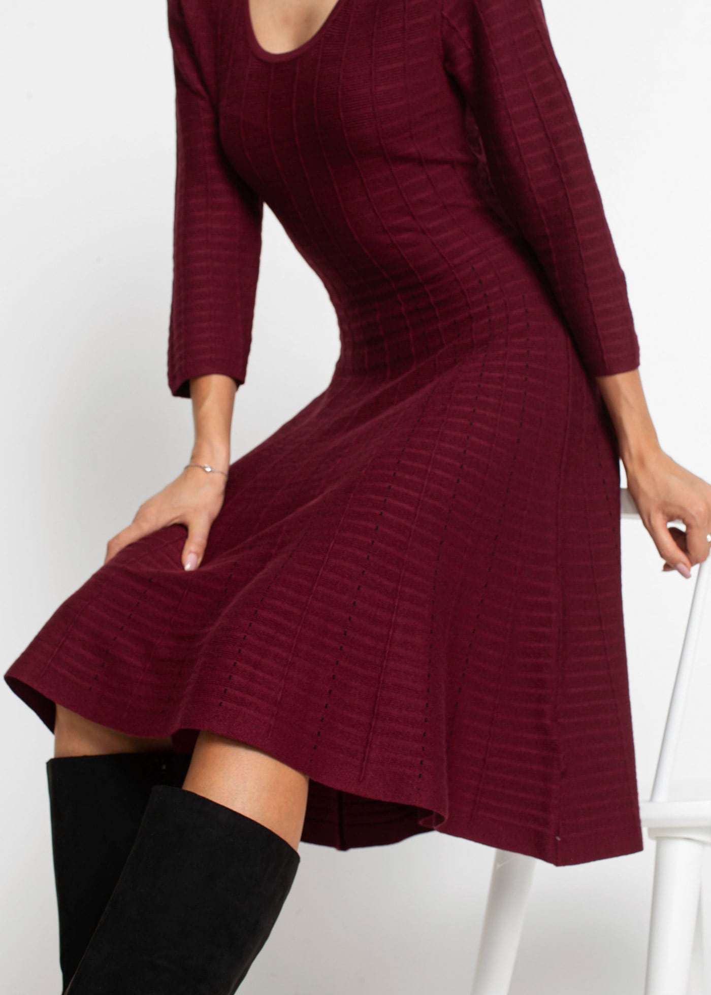 bonprix Strickkleid »Strickkleid aus fließendem Viskose-Mix« für besondere Anlässe, aus Viskose-Mix, ausgestellte Passform