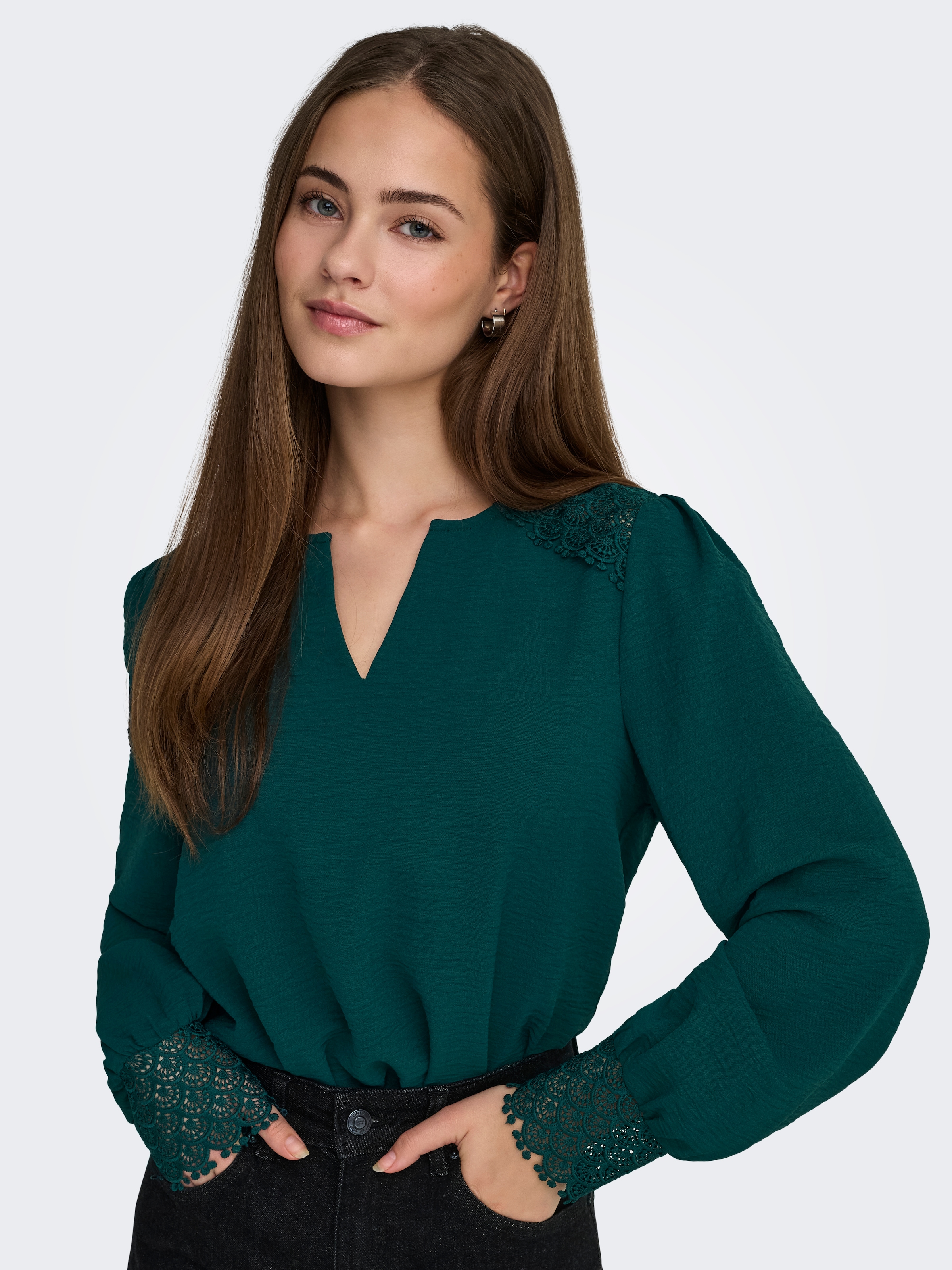 ONLY Langarmbluse »ONLCERENA METTE L/S LACE VNECK TOP WVN« Kunstfaser, regular fit, V-Ausschnitt