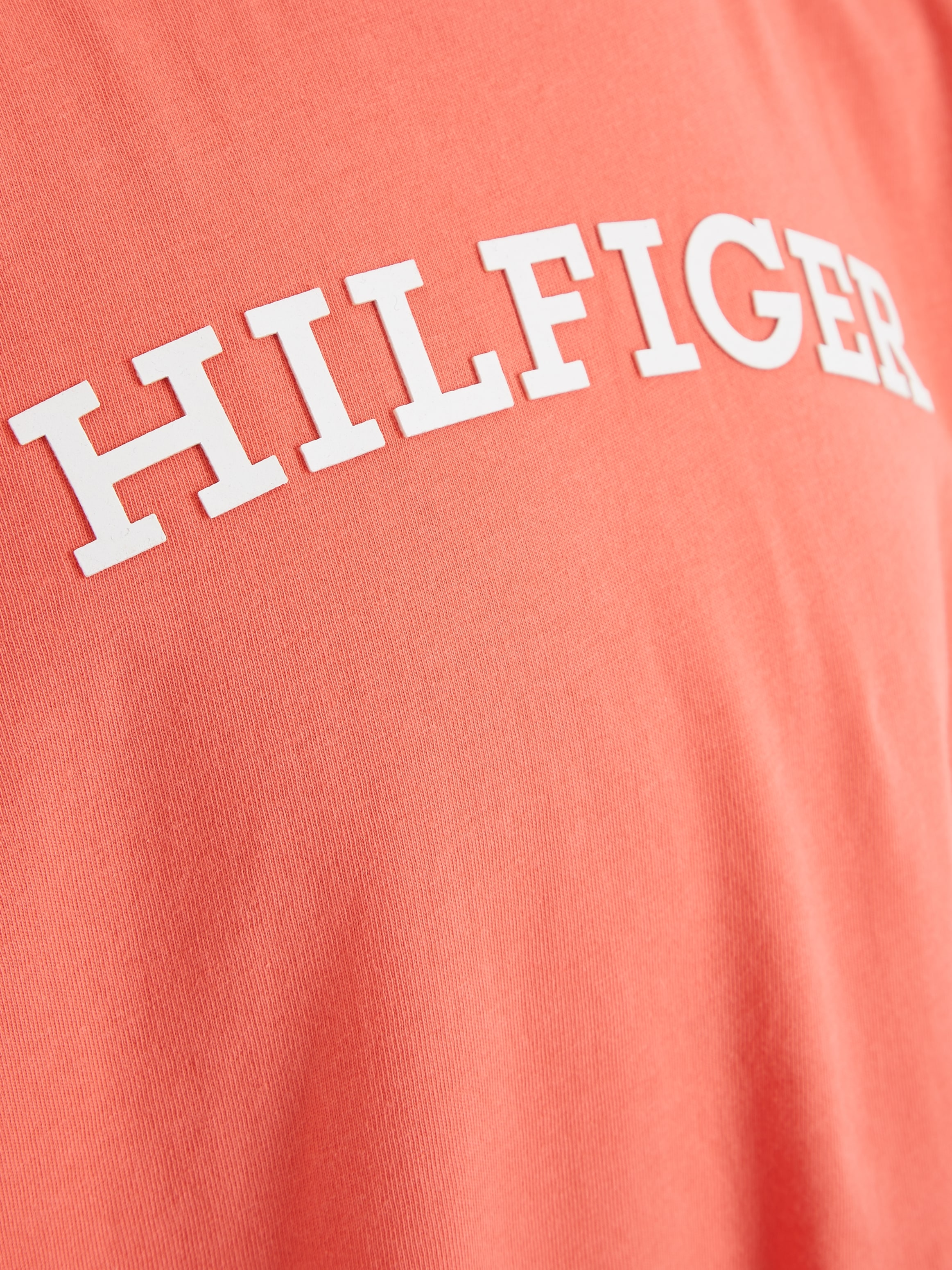 Tommy Hilfiger T-Shirt Brust ♕ der »MONOTYPE modischem Logoschriftzug TEE Hilfiger- S/S«, bei mit auf