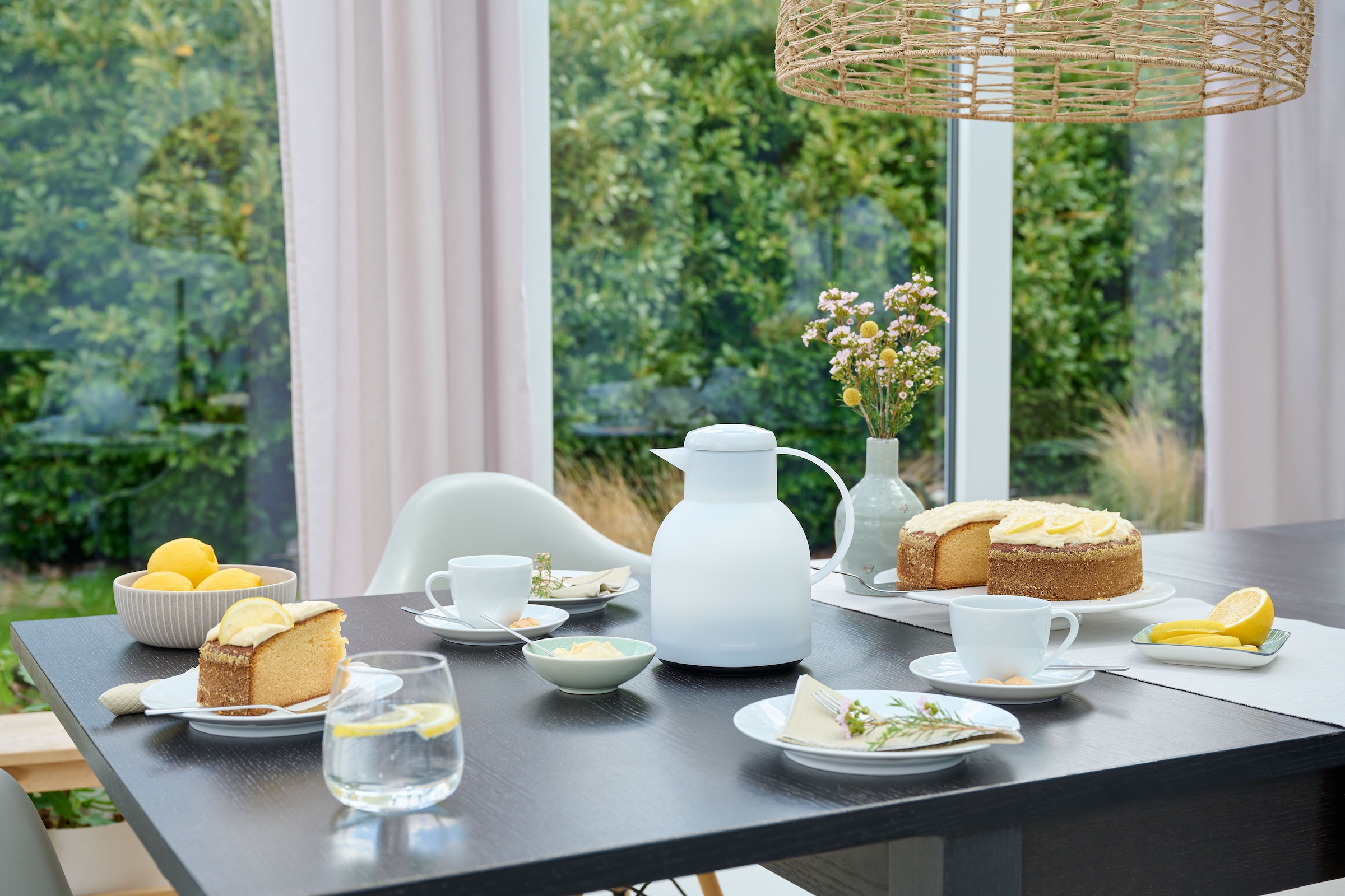 Emsa Isolierkanne »Samba« 1 l zeitloses Design, einfacher Knopfdruck, 24h kalt, 12h warm