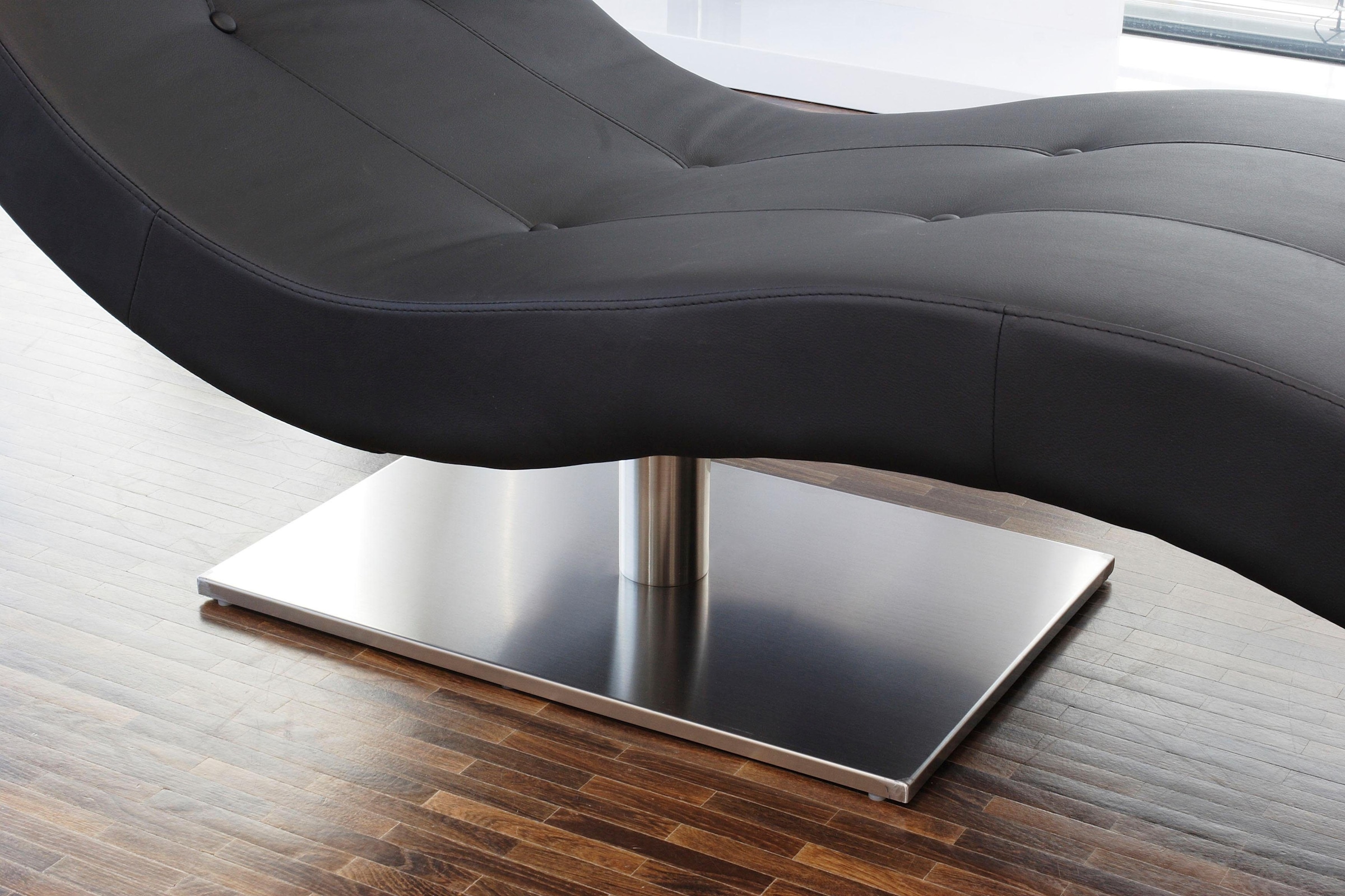 SalesFever Relaxsessel »Komfortabler Loungesessel« mit Nackenkissen, Relaxliege mit modernem Metallfuß