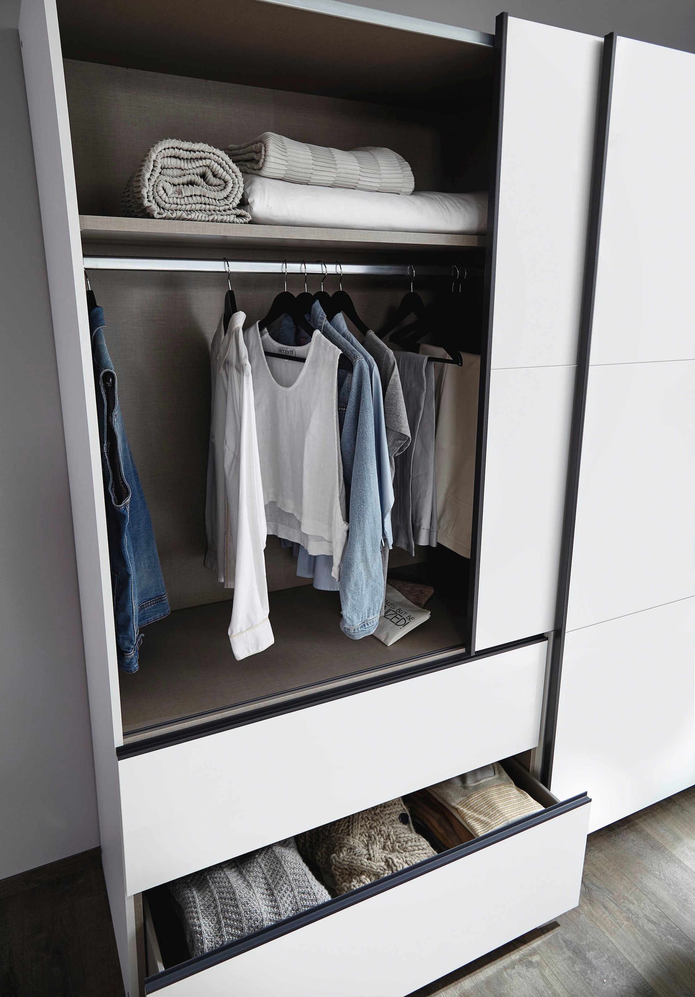 rauch Schwebetürenschrank »Kleiderschrank Schrank Garderobe Wäscheschrank SEVILLA«, (in 3 verschiedenen Ausstattungen BASIC/CLASSIC/PREMIUM), Metall-Griffleisten alufarben oder Graumetallic MADE IN GERMANY