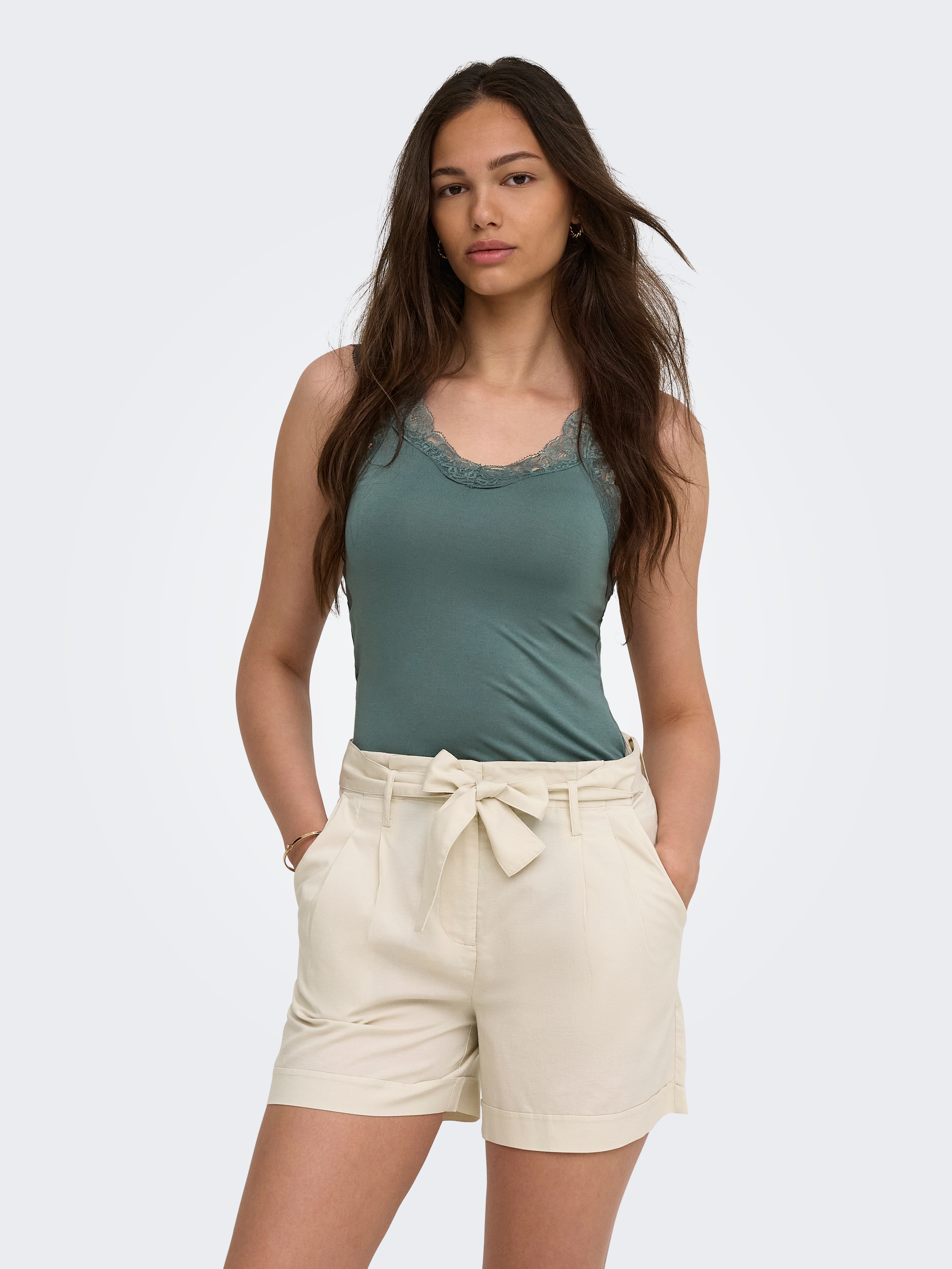 ONLY Spitzentop »ONLLUNI TANK TOP WITH LACE DETAIL CS JRS« Viskosemischung, regular fit