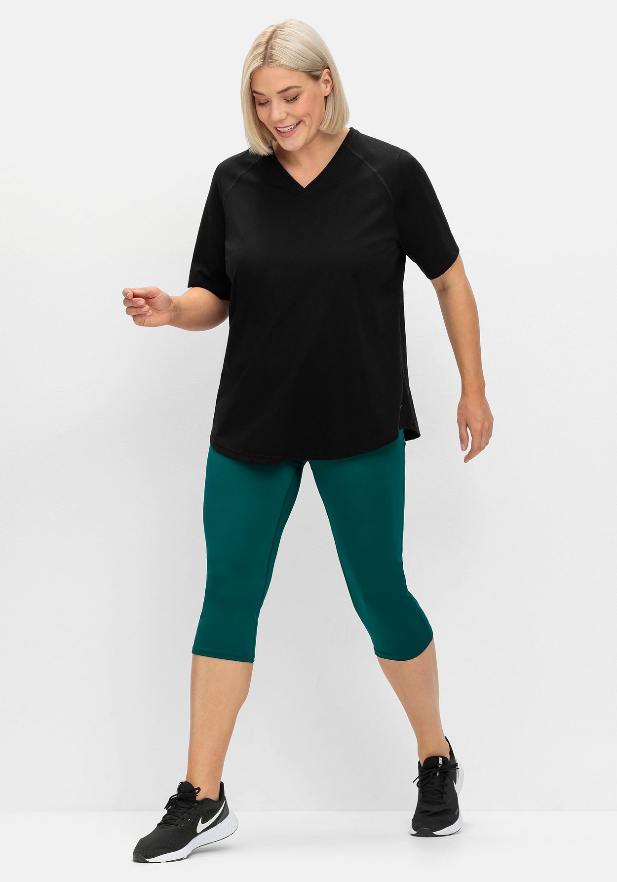 Sheego Funktionsshirt »Sportshirt atmungsaktiv, mit Mesh-Einsatz im Rücken«