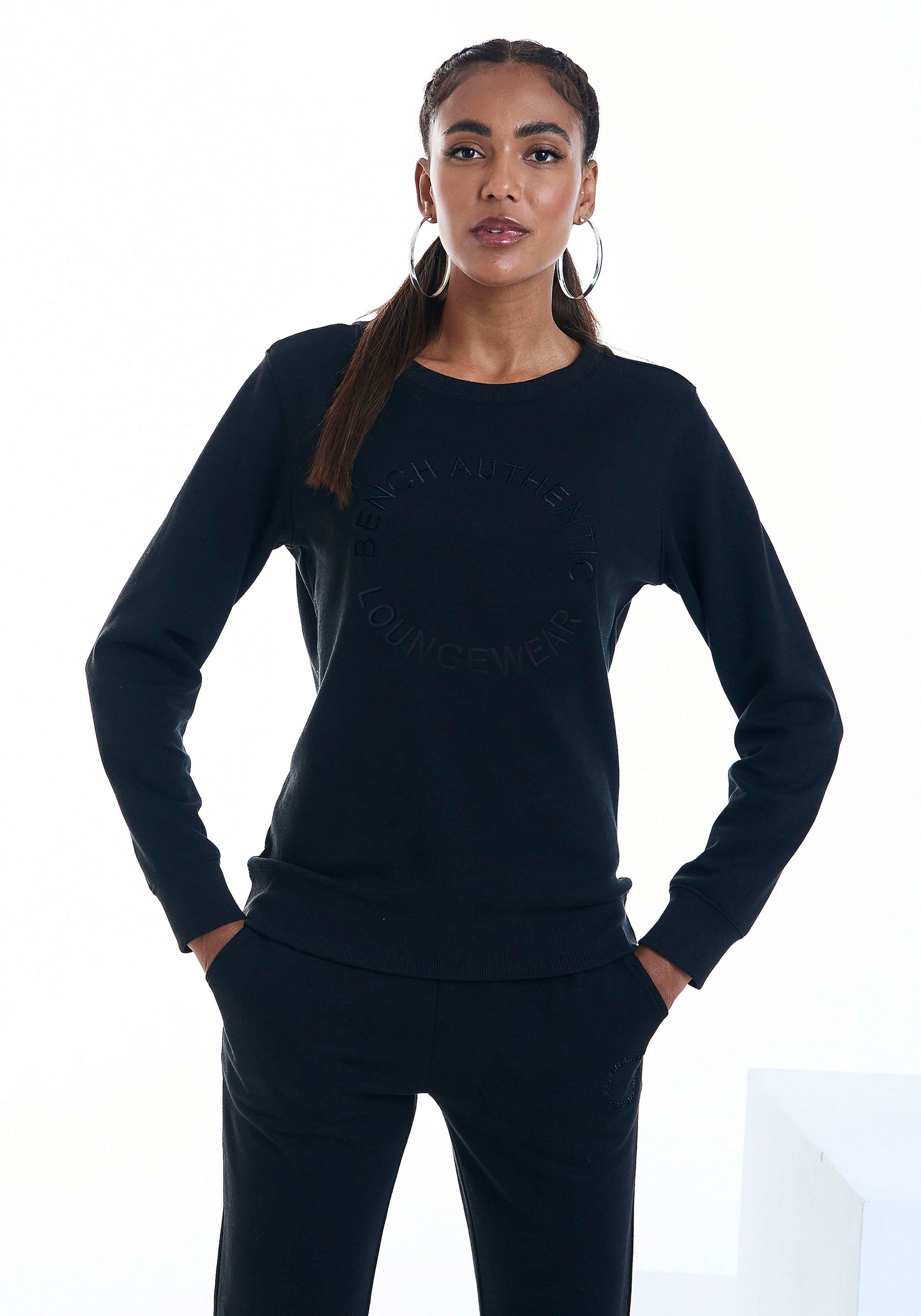Bench. Loungewear Sweatshirt »mit Logostickerei«, mit runder Logostickerei,  Loungeanzug bei ♕