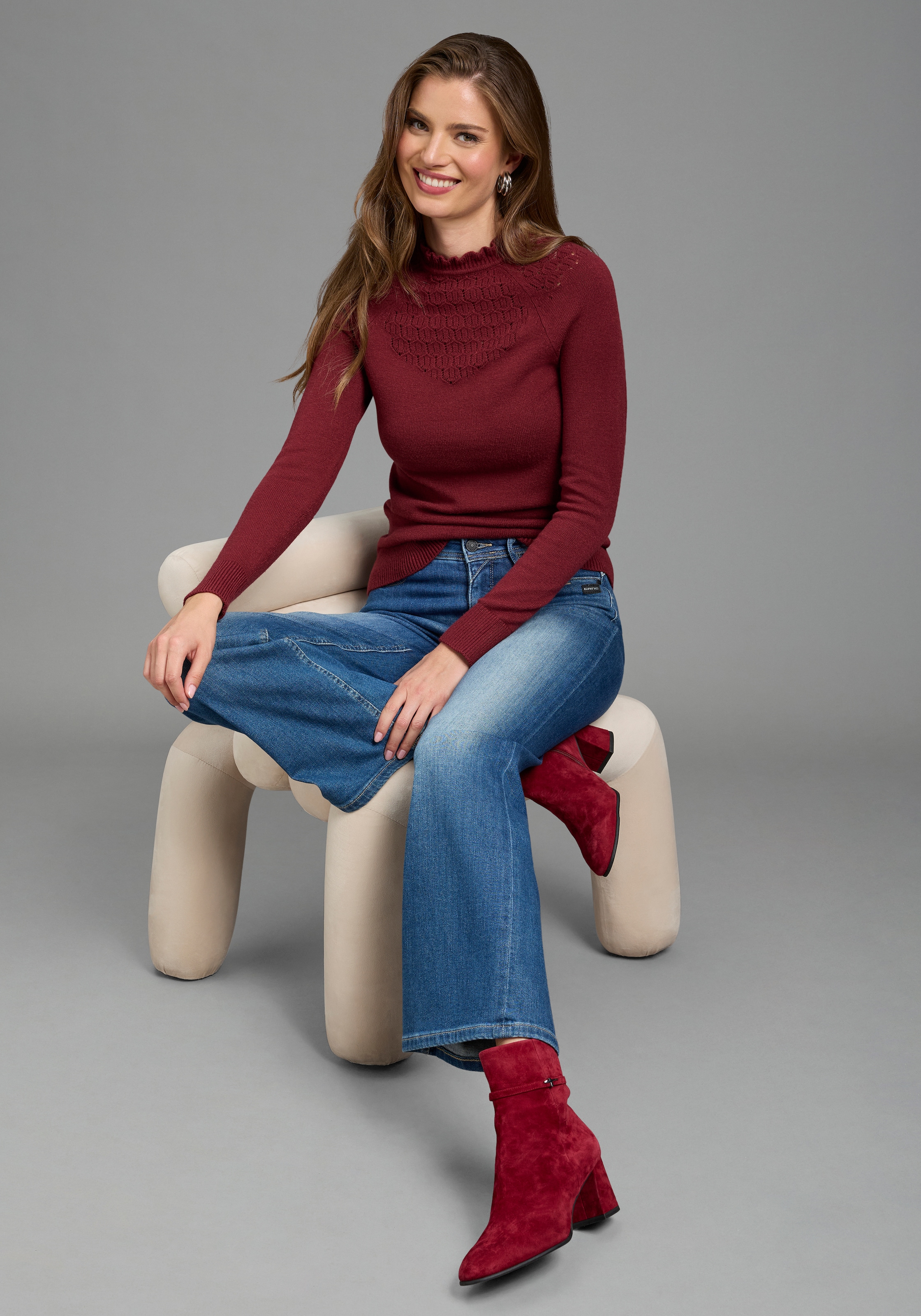 Laura Scott Strickpullover »aus Ajourstrick, mit figurbetonter Passform« aus weicher Viskosemischung, mit Wellenkante
