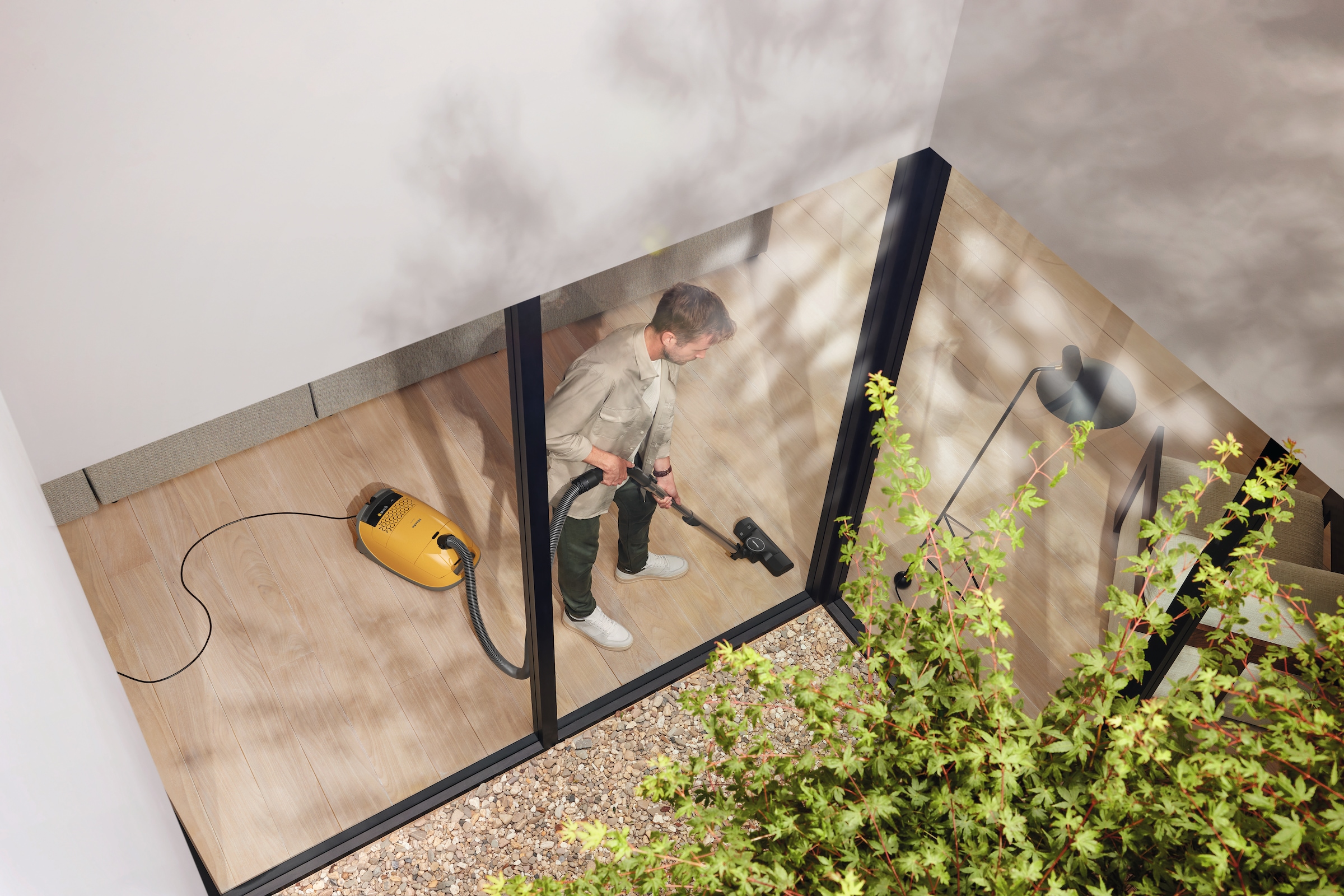 Miele Bodenstaubsauger »Guard M1 Sunsetgelb mit ComfortFit, Nachfolger Complete C2« 890 W mit Beutel Starke Saugleistung, AirClean Filter, integriertes Zubehör