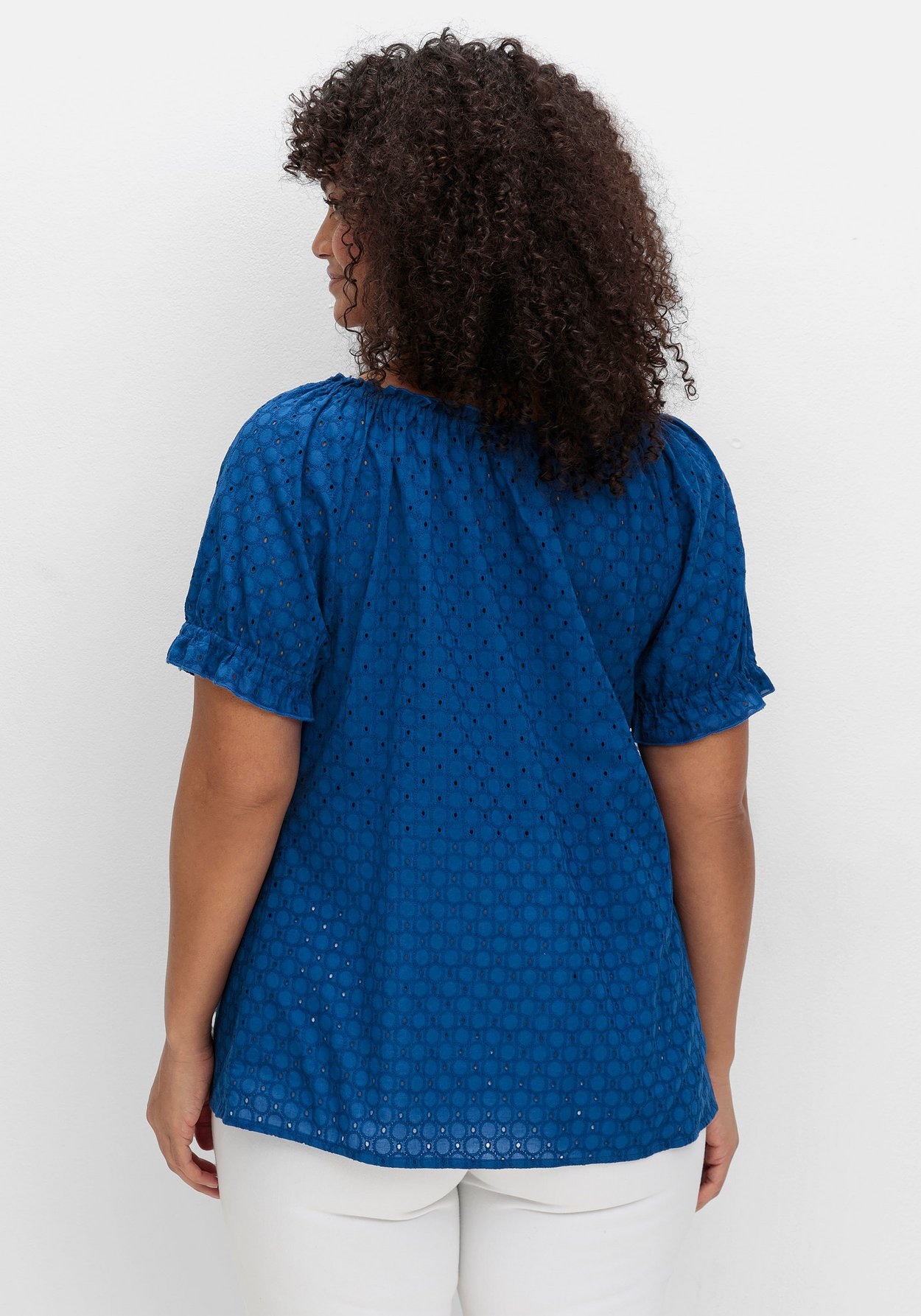 Sheego Kurzarmbluse »Bluse mit Lochstickerei und Carmen-Ausschnitt«