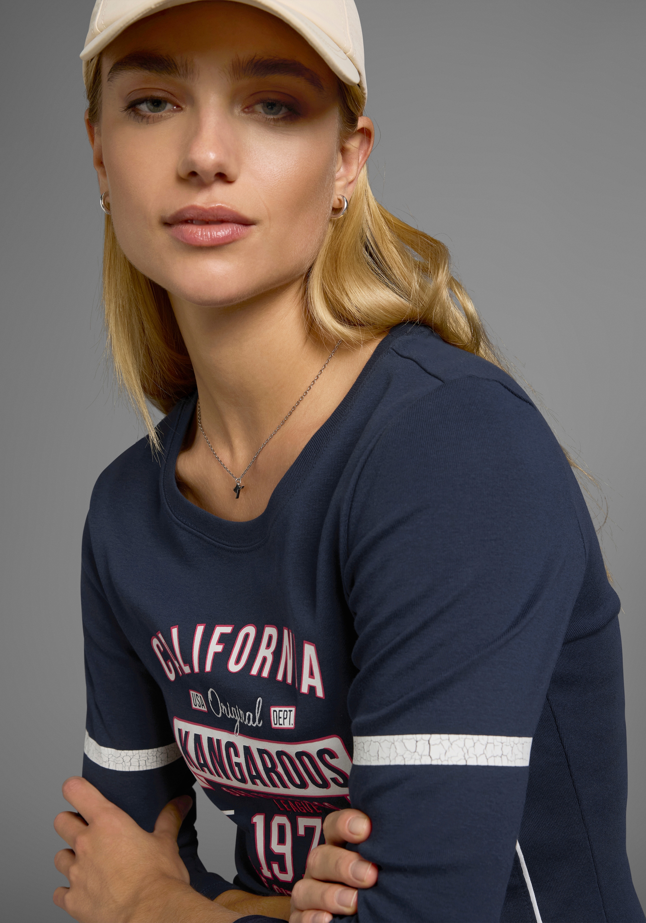 KangaROOS Langarmshirt, Langarm, sehr figurbetont, bedruckt und mit Stickerei