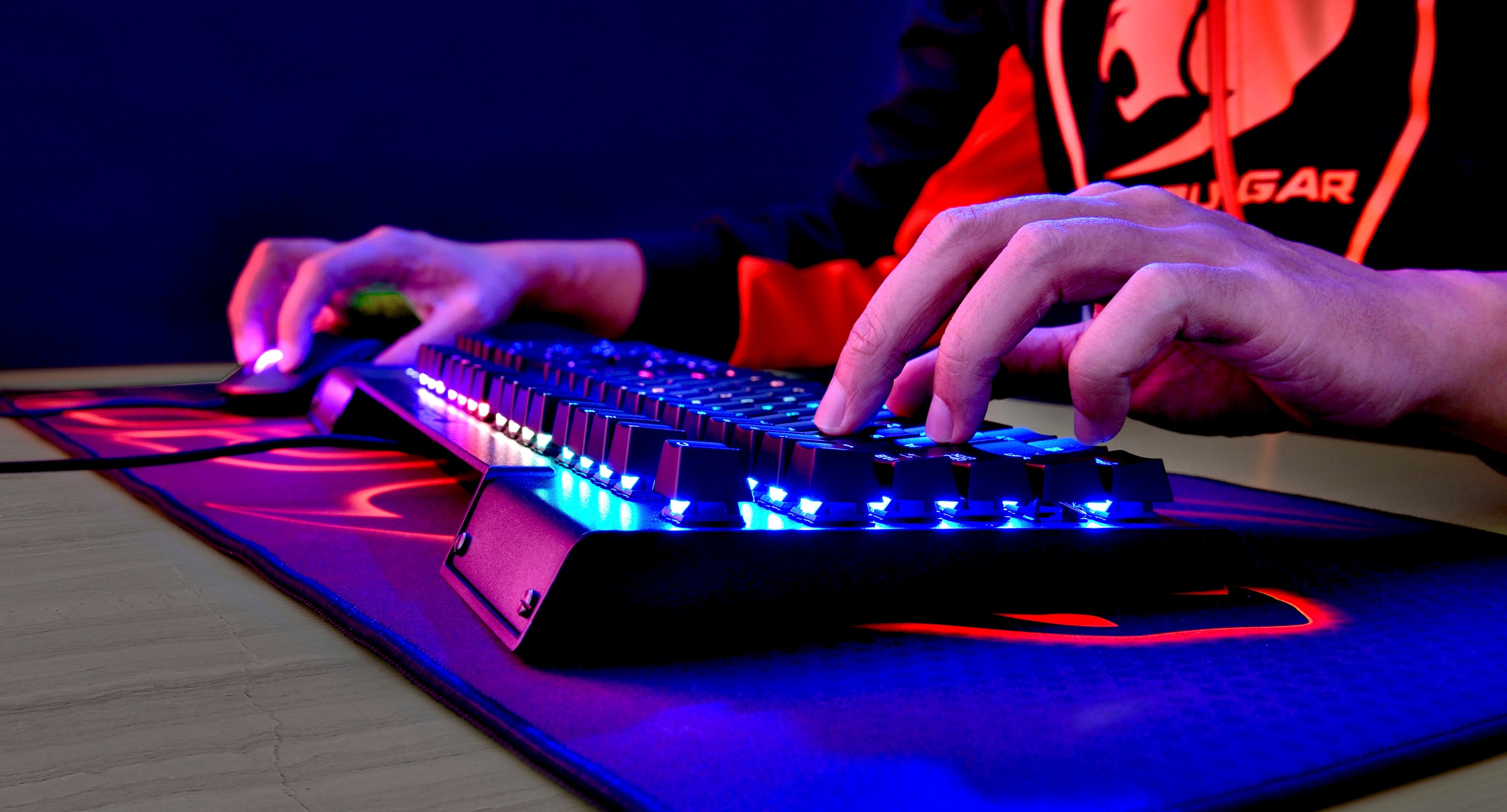 Cougar Gaming-Tastatur »ULTIMUS RGB Mechanisch«, (Easy-Switch-Fn-Tasten-Lautstärkeregler-Makrotasten-Multimedia-Tasten-Profil-Speicher-USB-Anschluss-Windows-Sperrtaste-Ziffernblock), CHERRY RGB MX-Tasten