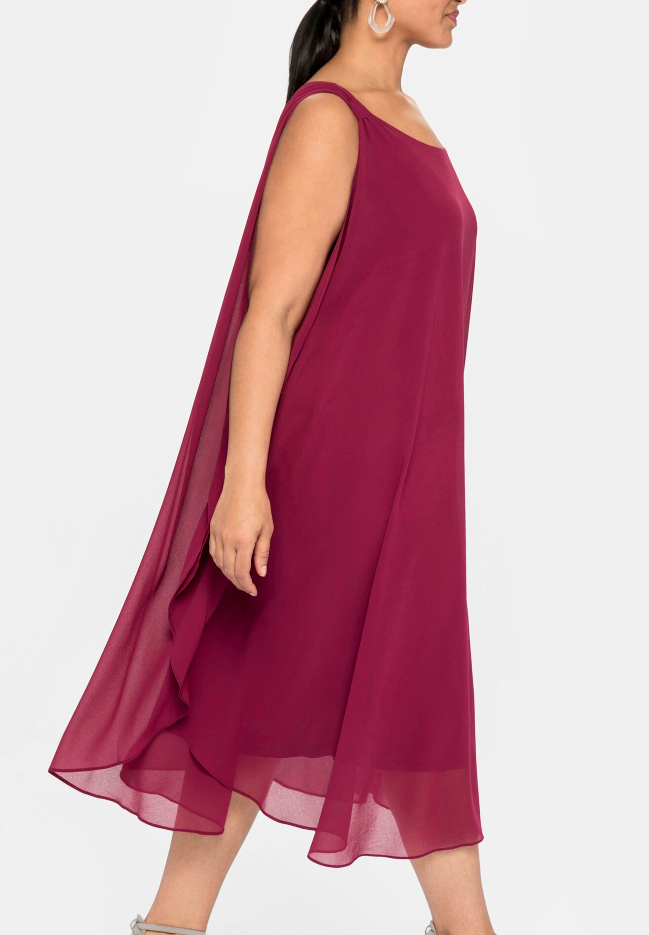 Sheego Cocktailkleid »Kleid Chiffonkleid in A-Linie, ärmellos« Ohne Taschen in figurumspielender Passform