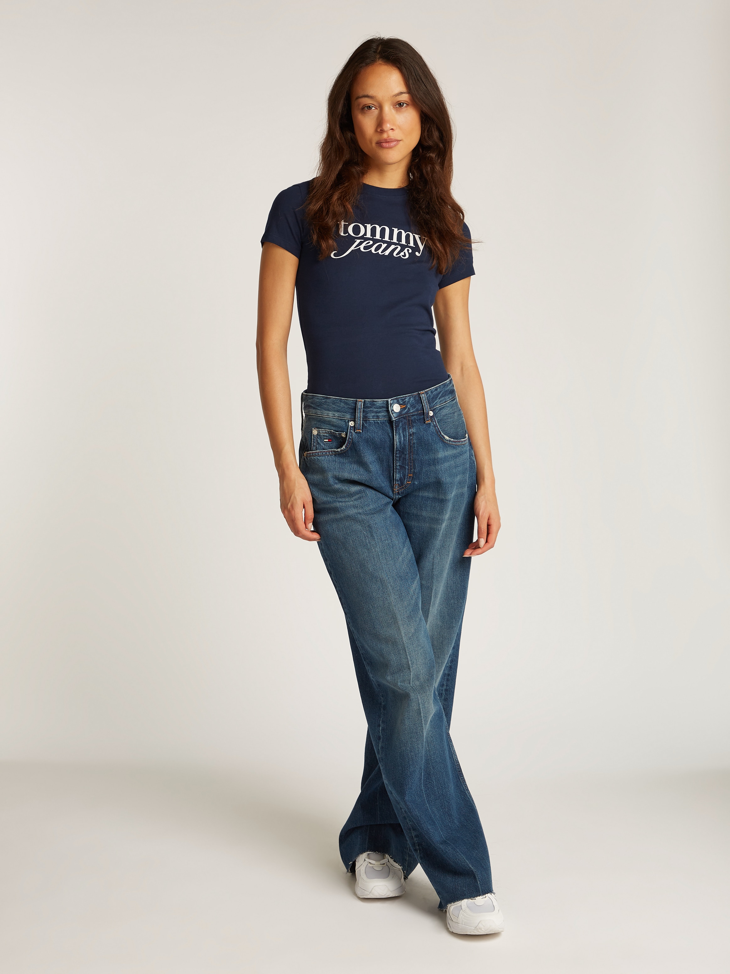 Tommy Jeans Curve Rundhalsshirt »Shirt TJW SLIM ESSENTIAL«, in Großen Größen, Logo-Print auf Brusthöhe, mit Logostickerei