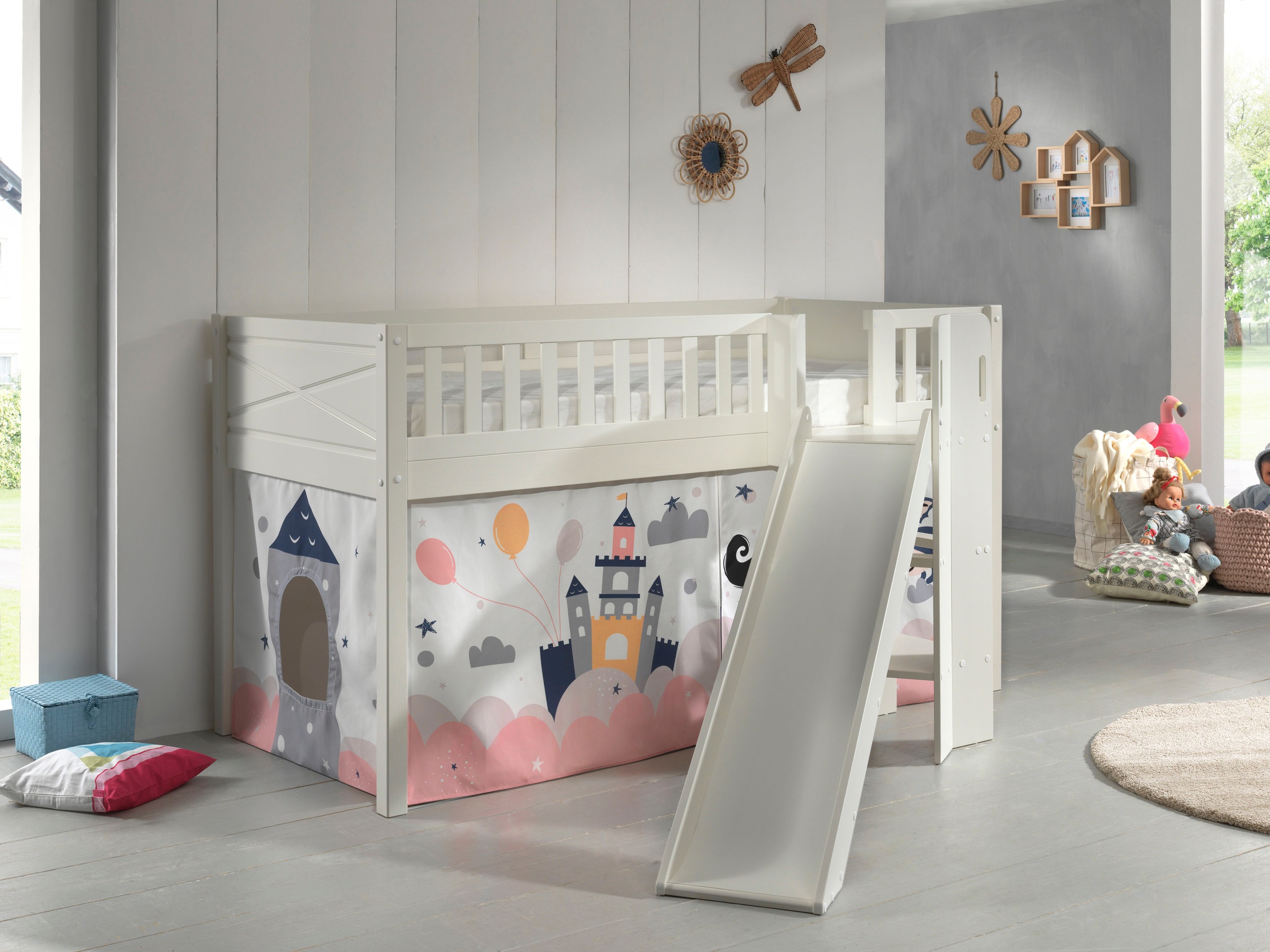 Vipack Hochbett »Scott, Spielbett, Kiefer massiv weiß lackiert, mit Rolllattenrost«, (B/H/T ca. 207,6x114x203,7cm, Kopf-/Fußteil mit Fräsung, stabil gebaut), mit Rutsch-/Leiterturm, LF 90x200 cm, inkl. Vorhang, 7 Designs