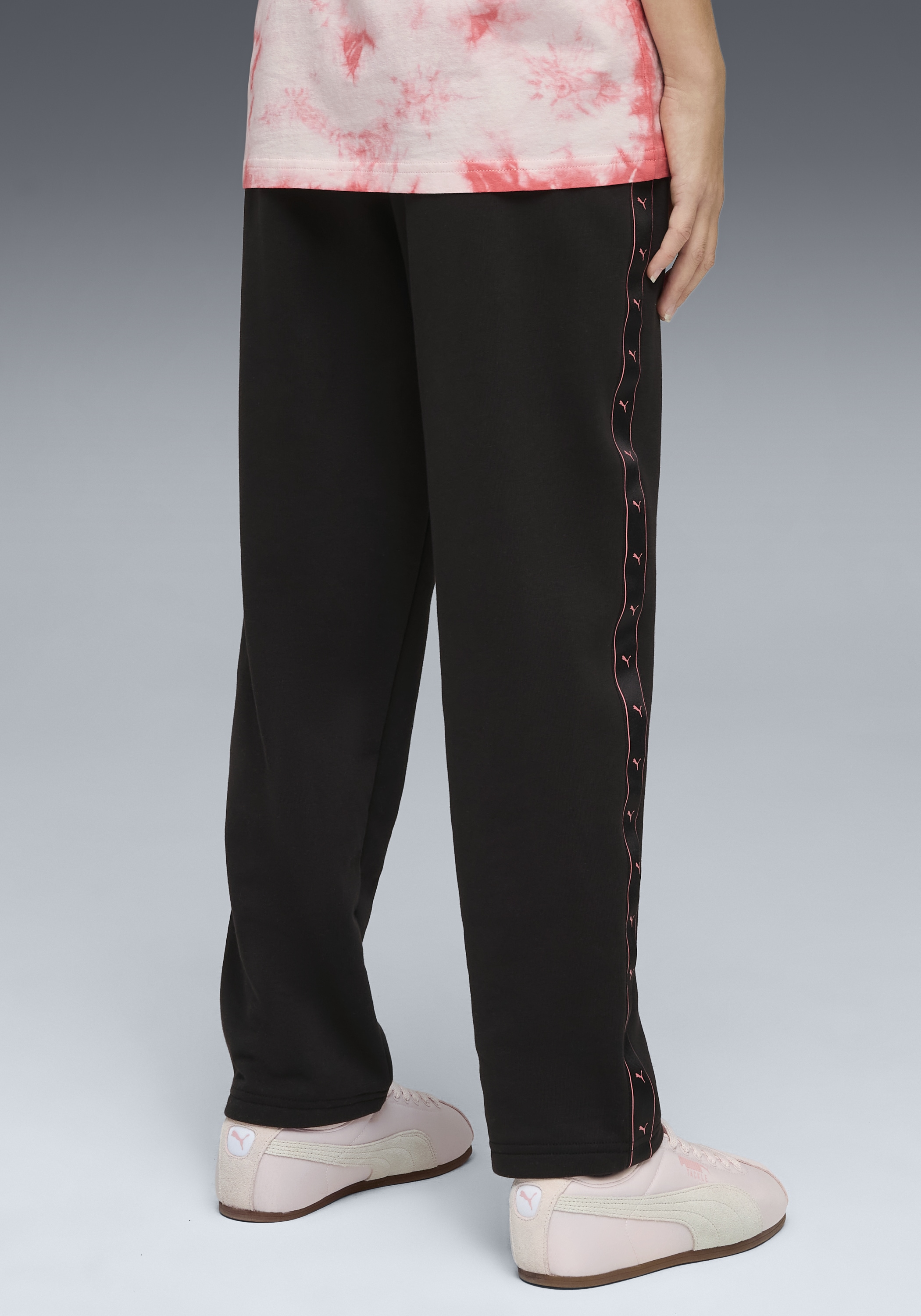 PUMA Trainingshose »ESS TAPE HIGH WAIST RELAXED SWEATPANTS TR G«  aus Baumwollmischung, mit Eingrifftaschen, sportlicher Stil