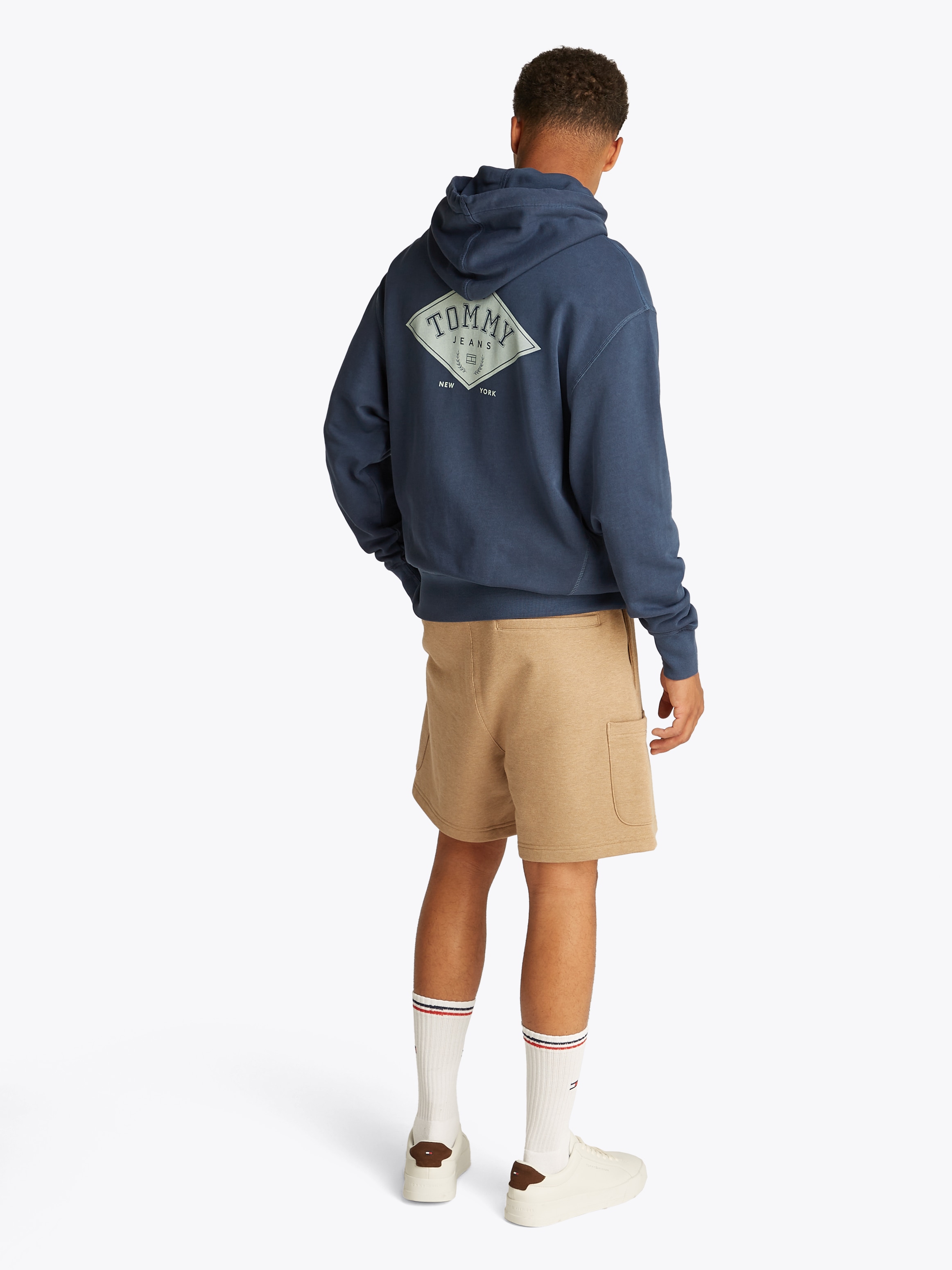 Tommy Jeans Kapuzensweatshirt »TJM RLX VARSITY GRAPHICS HOODIE«, mit großem Rückenprint