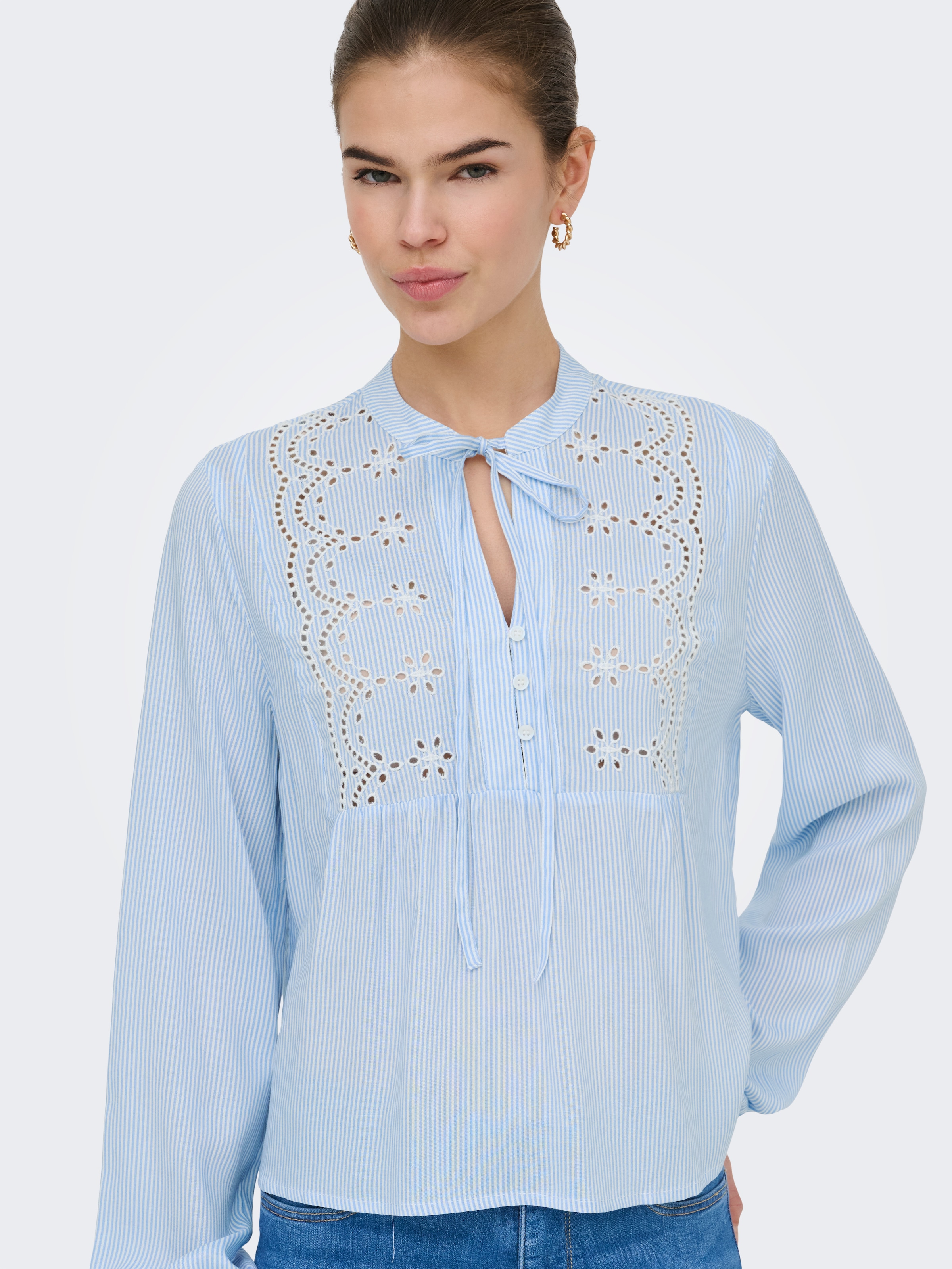 ONLY Langarmbluse »ONLLENNYO LS EMBROID V-NECK TOP NOOS WVN«