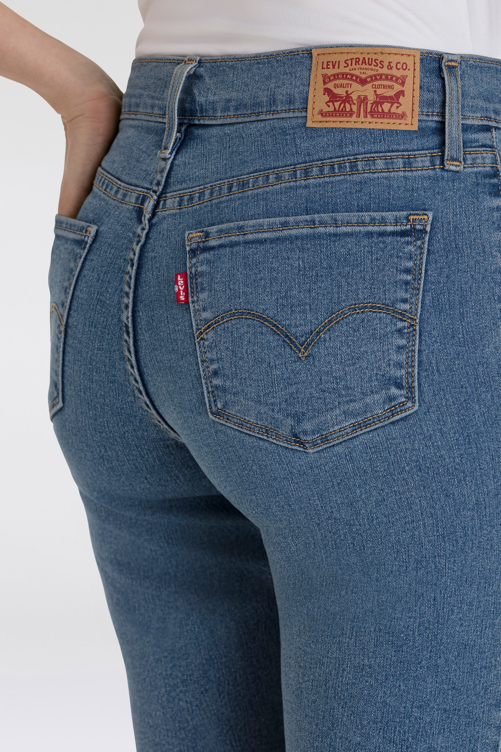 Levi's® Shorts »SHAPING BERMUDA«, im Five-Pocket Style