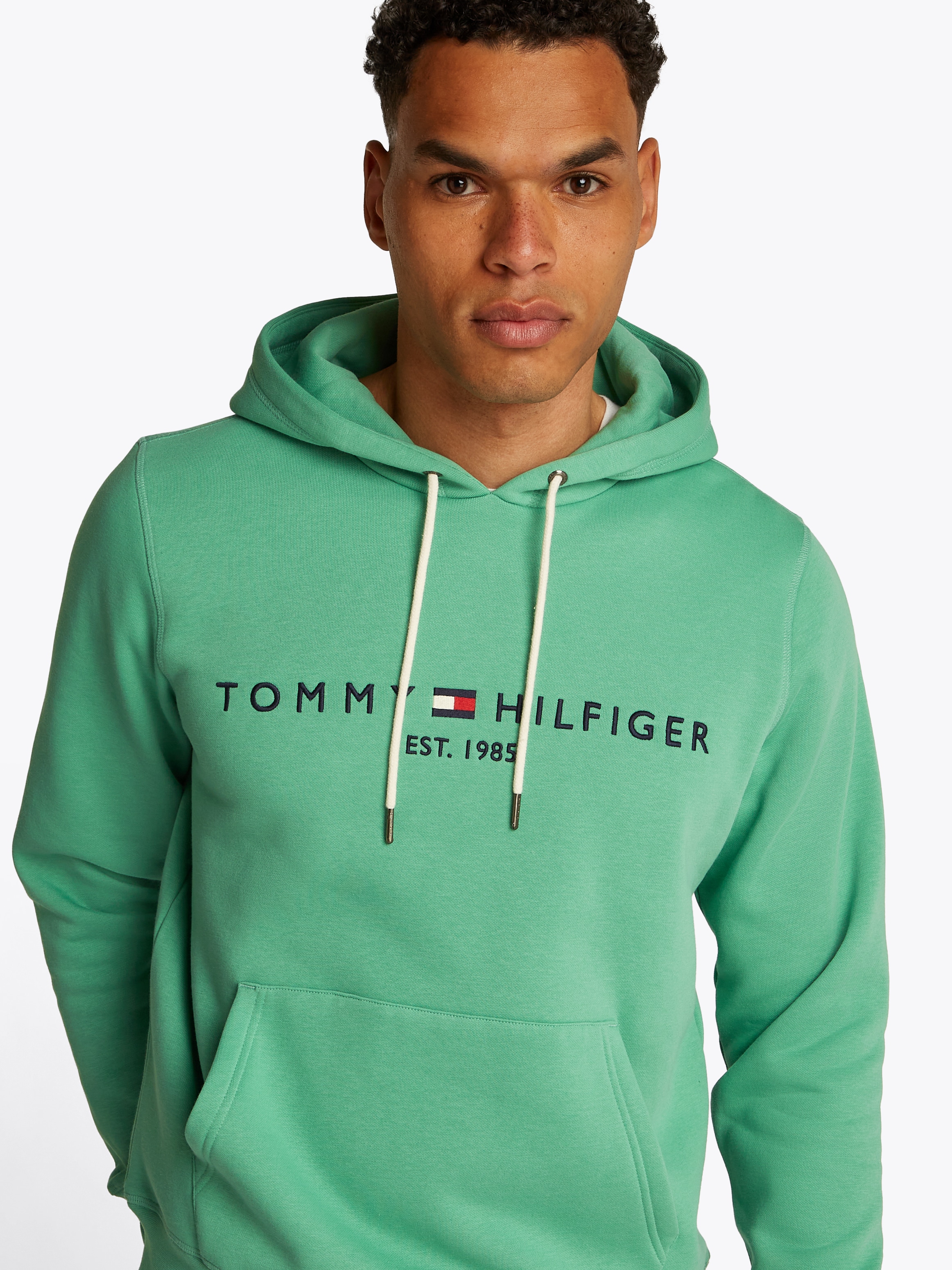 Tommy Hilfiger Kapuzensweatshirt »TOMMY LOGO HOODY«, mit Kapuze und Kängurutasche