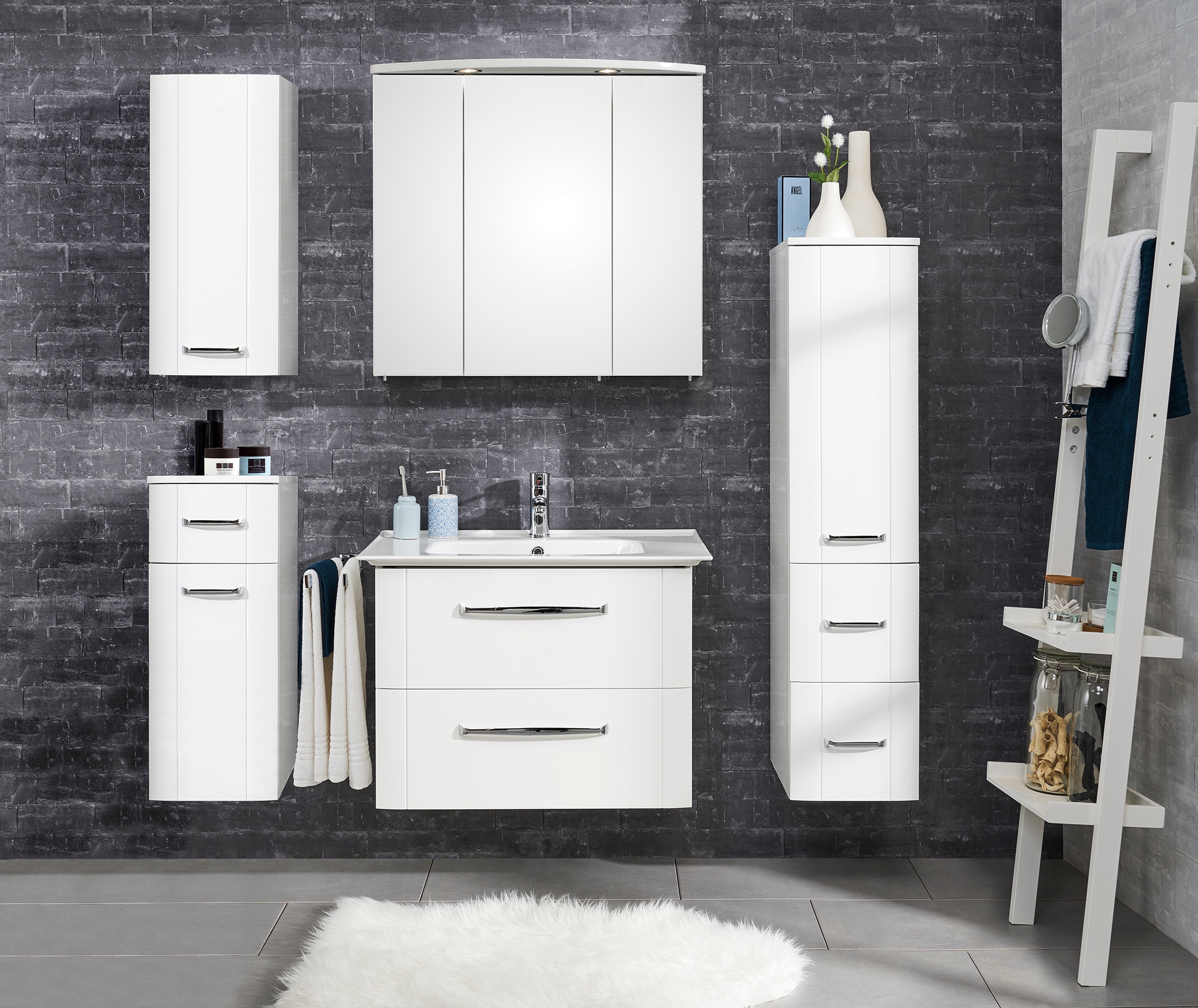 Saphir Badezimmerspiegelschrank »Spiegelschrank Serie 3006 inkl. LED-Aufsatzbeleuchtung, 3 Türen«, Badschrank 80 cm breit, inkl. Steckdose und Türdämpfer