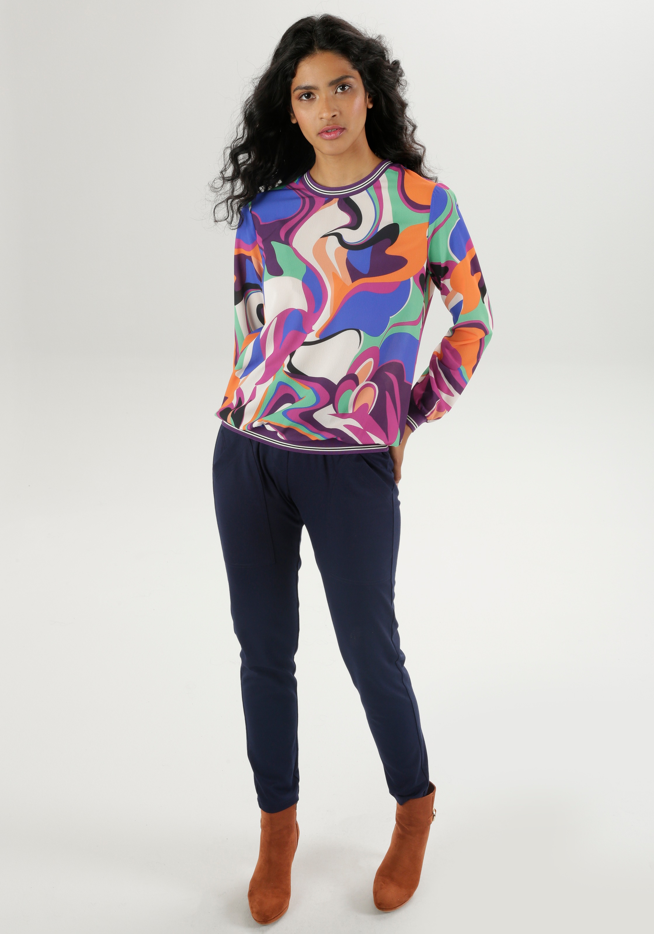 Aniston SELECTED Shirtbluse, mit farbenfrohem Print und Streifen auf den Bündchen