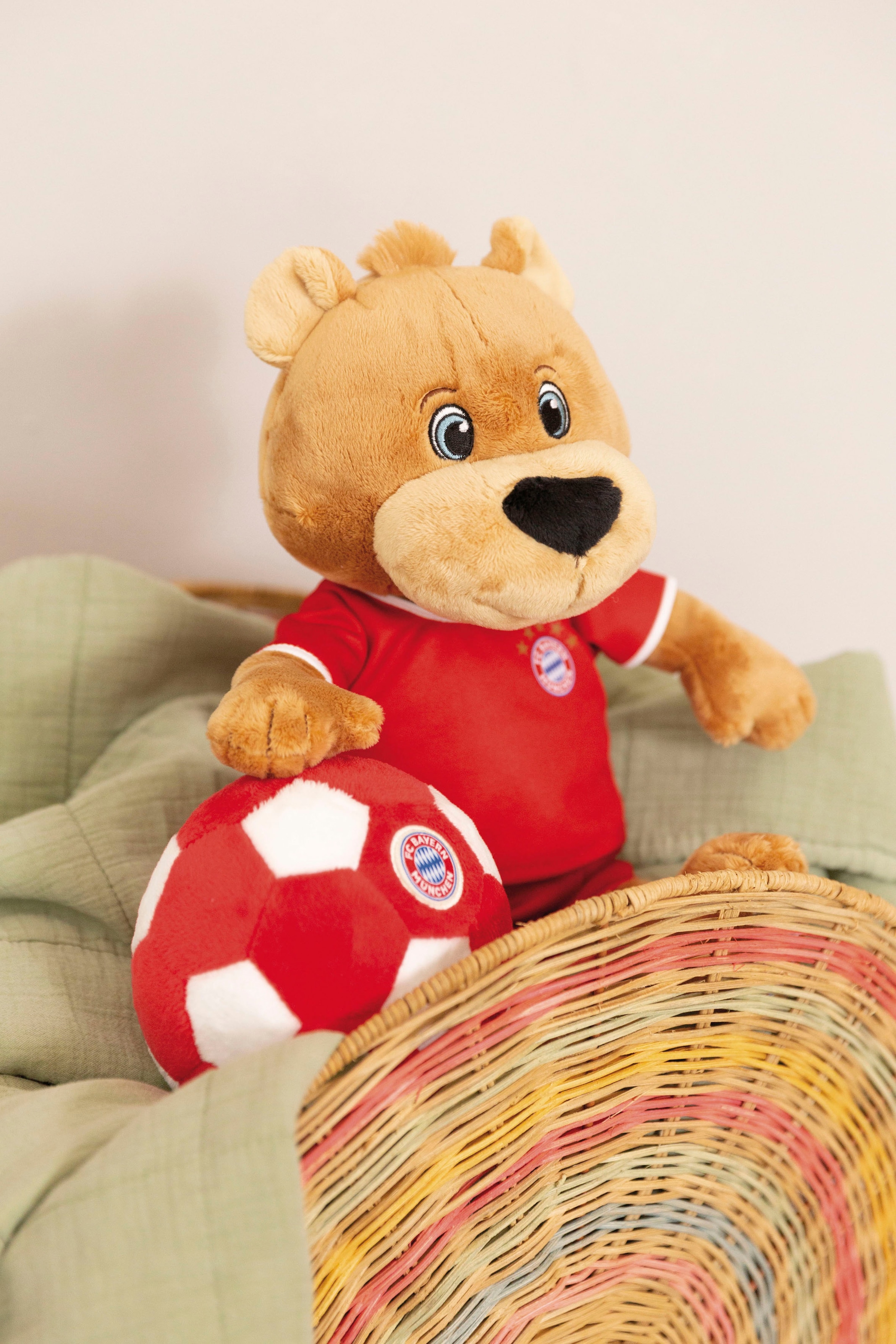 Nici Kuscheltier »FC BAYERN MÜNCHEN Bär Berni mit Trikot, 35 cm«, enthält recyceltes Material (Global Recycled Standard)