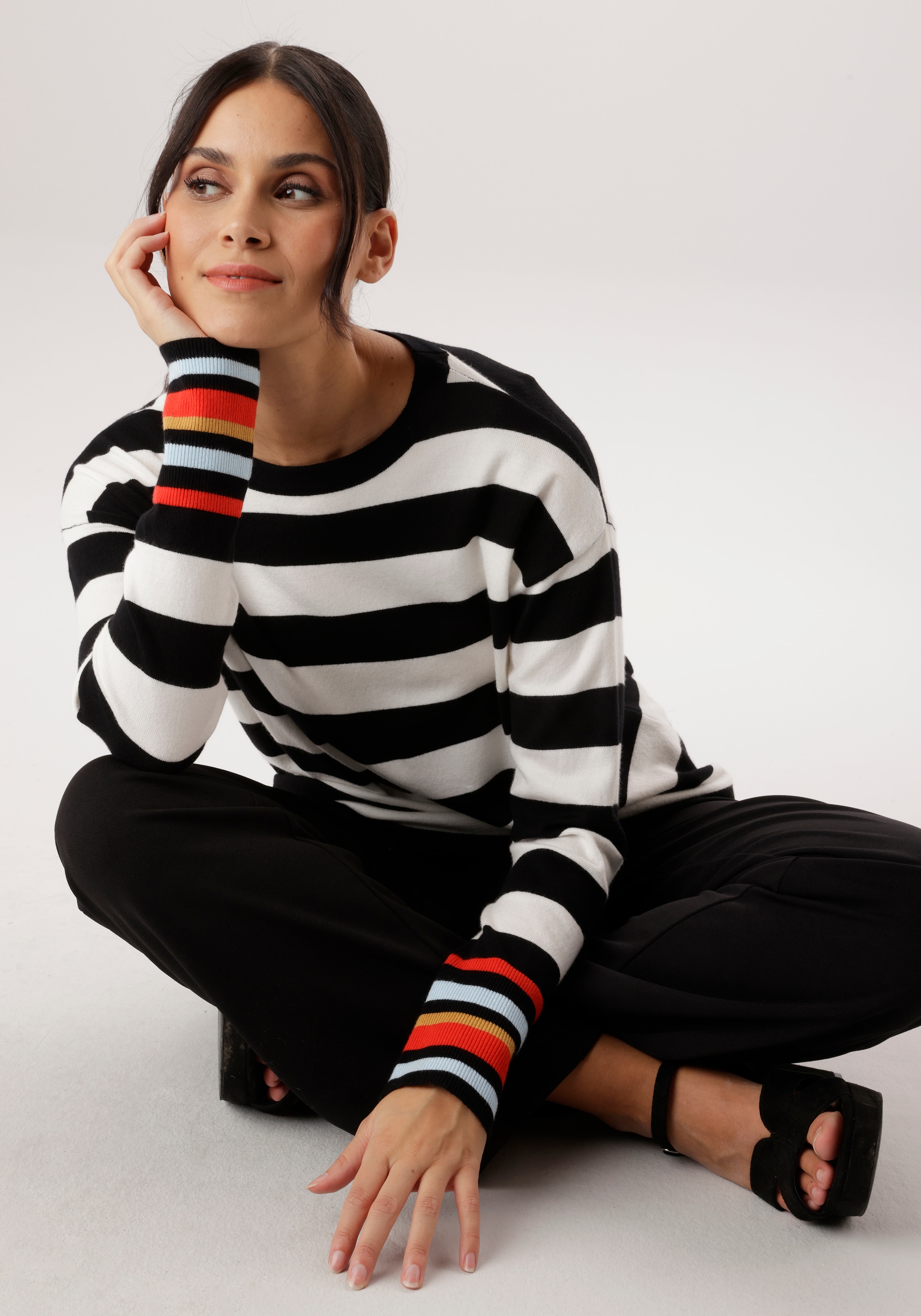 Aniston SELECTED Strickpullover mit modischen Farbakzenten den Ärmeln
