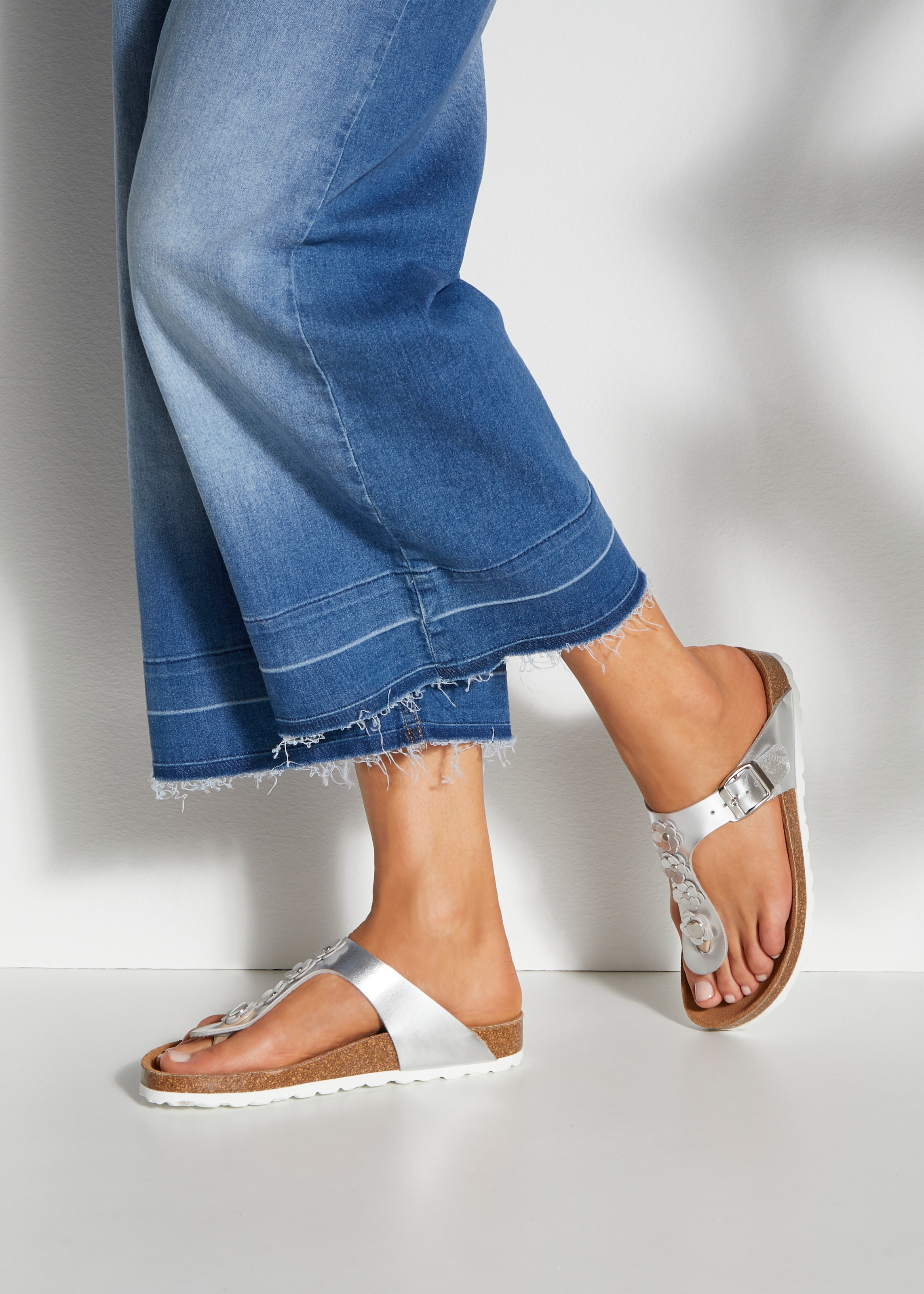 LASCANA Zehentrenner »Sandale, Pantolette, offener Schuh, Sommerschuh,«, mit modischer Applikation und Komfortkorkfußbett aus Leder