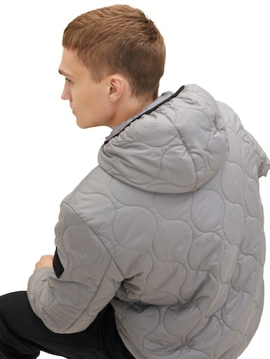 TOM TAILOR Denim Steppjacke, mit Kapuze, mit Logo-Badge am Ärmel