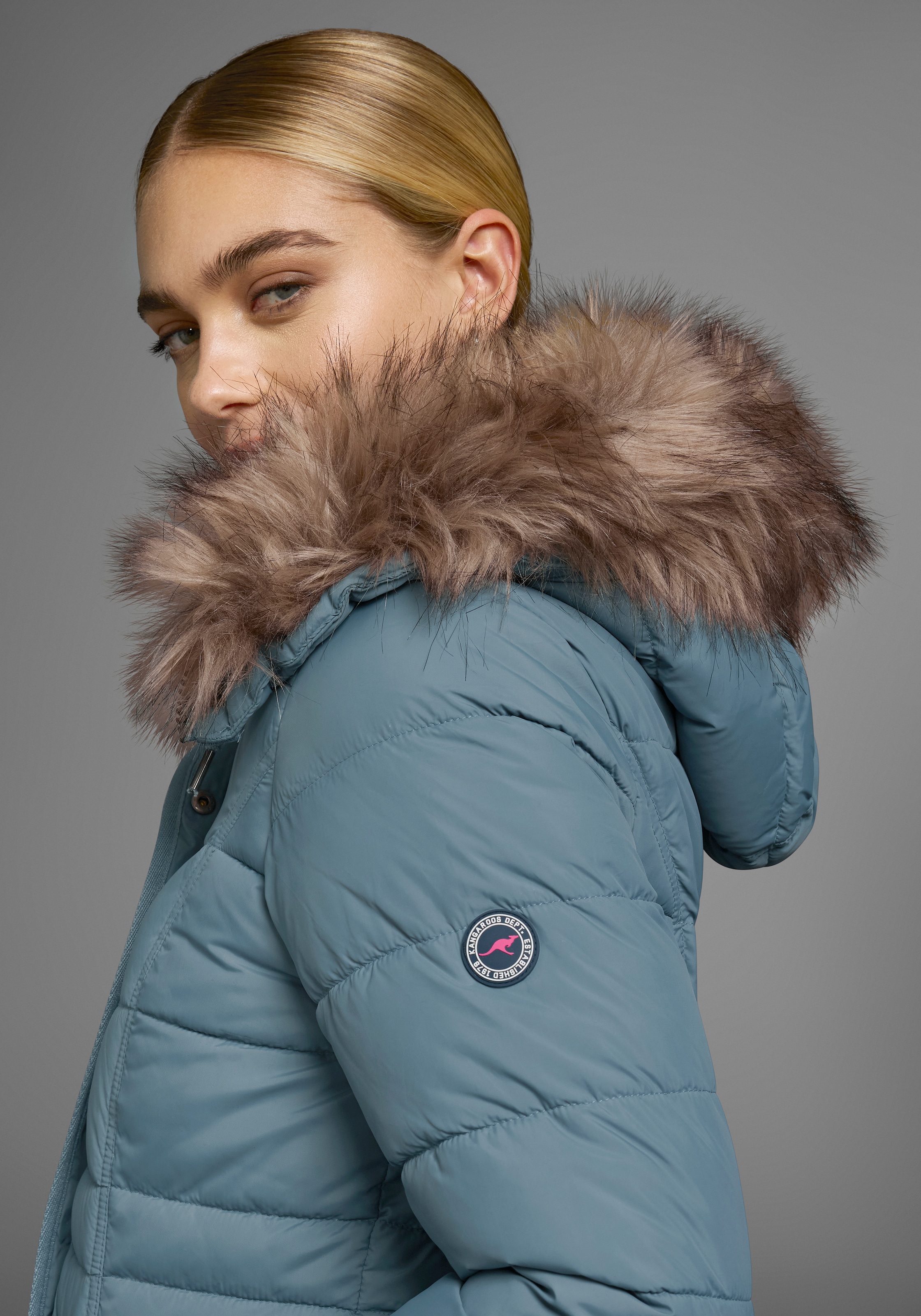 KangaROOS Steppjacke, mit Kapuze, figurbetonter Schnitt, mit Reißverschlusstaschen