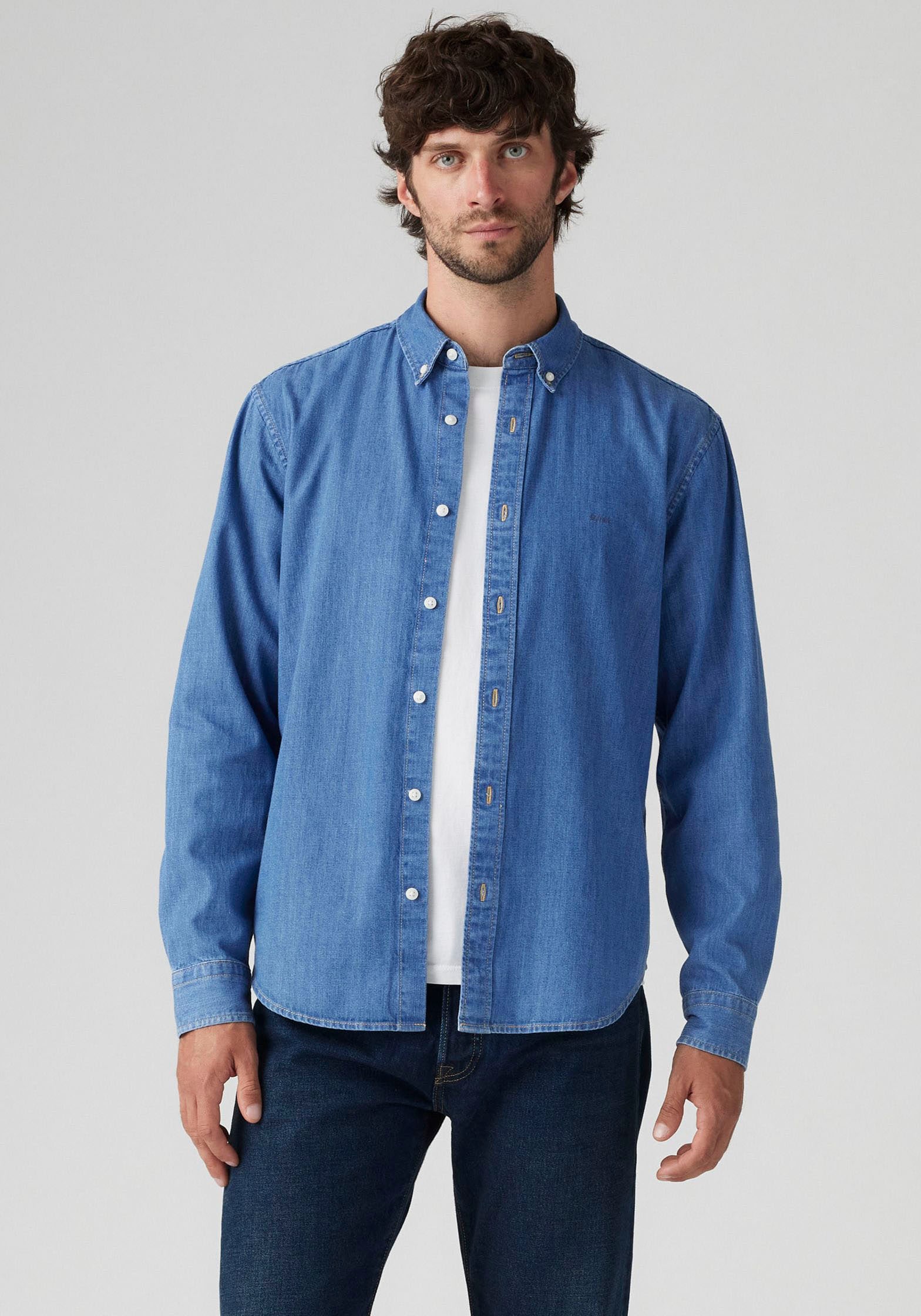 Levi's® Langarmhemd »AUTHENTIC BUTTON DOWN« mit Ton-in-Ton Logostickerei auf der Brust