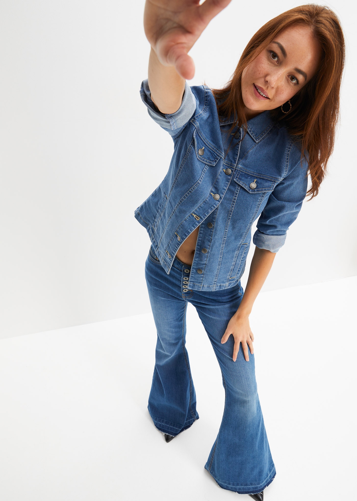 bonprix Schlagjeans Regular Fit, mit Elasthan-Anteil, mit offenem Saumabschluss