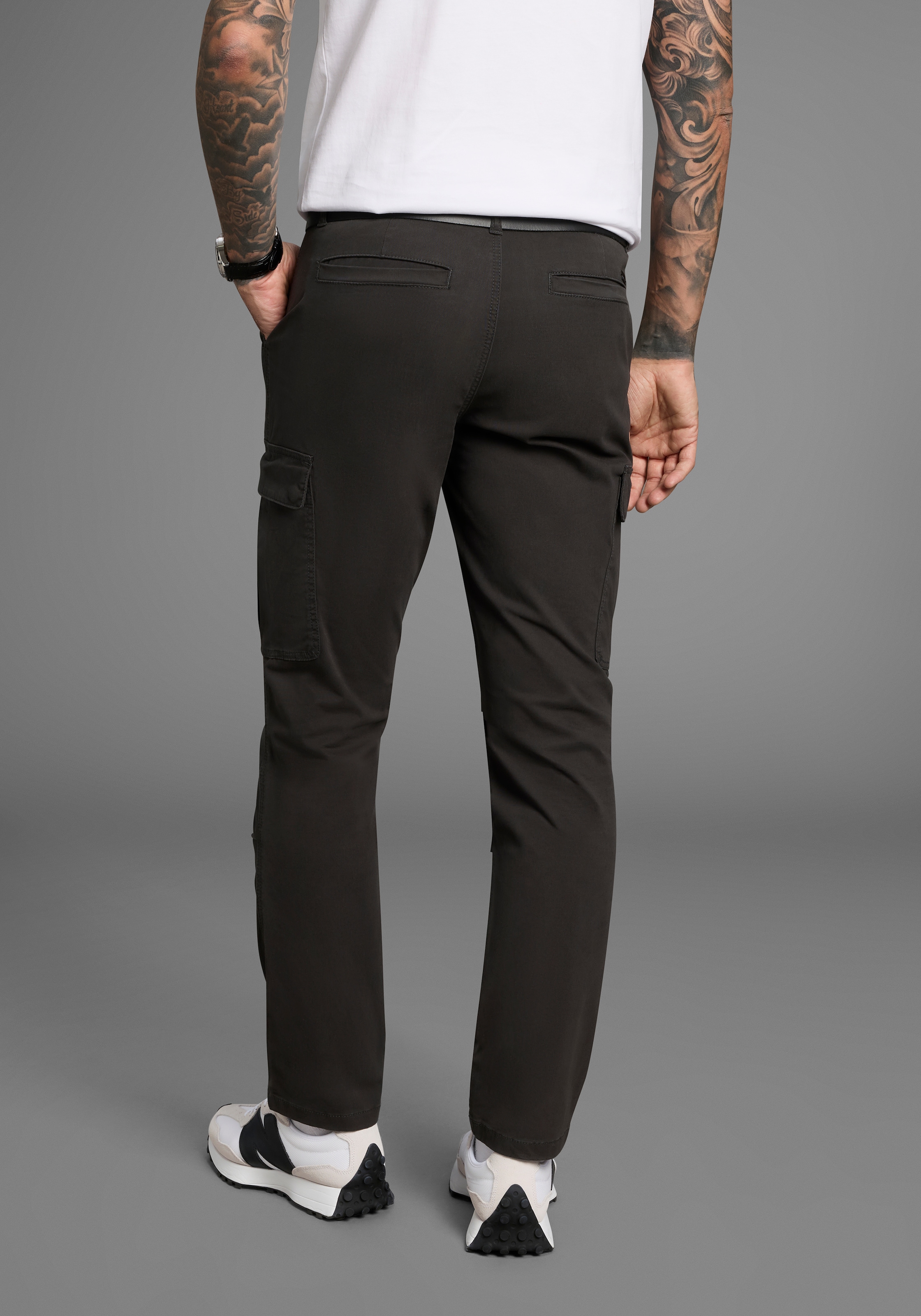Bruno Banani Cargohose  moderne Passform, eng anliegende Cargotaschen