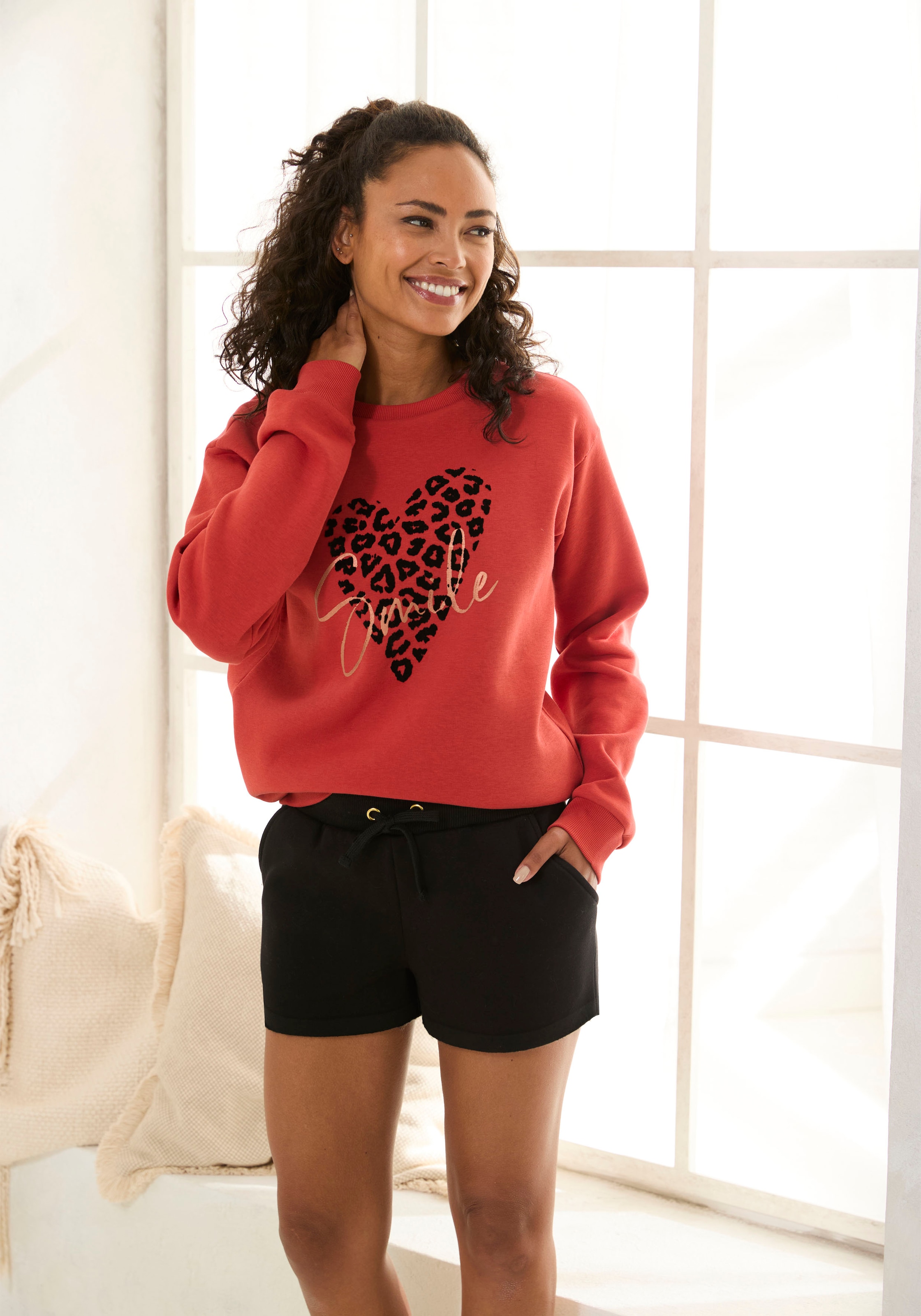 LASCANA Sweatshirt, mit Herz-Leo-Druck, Loungewear