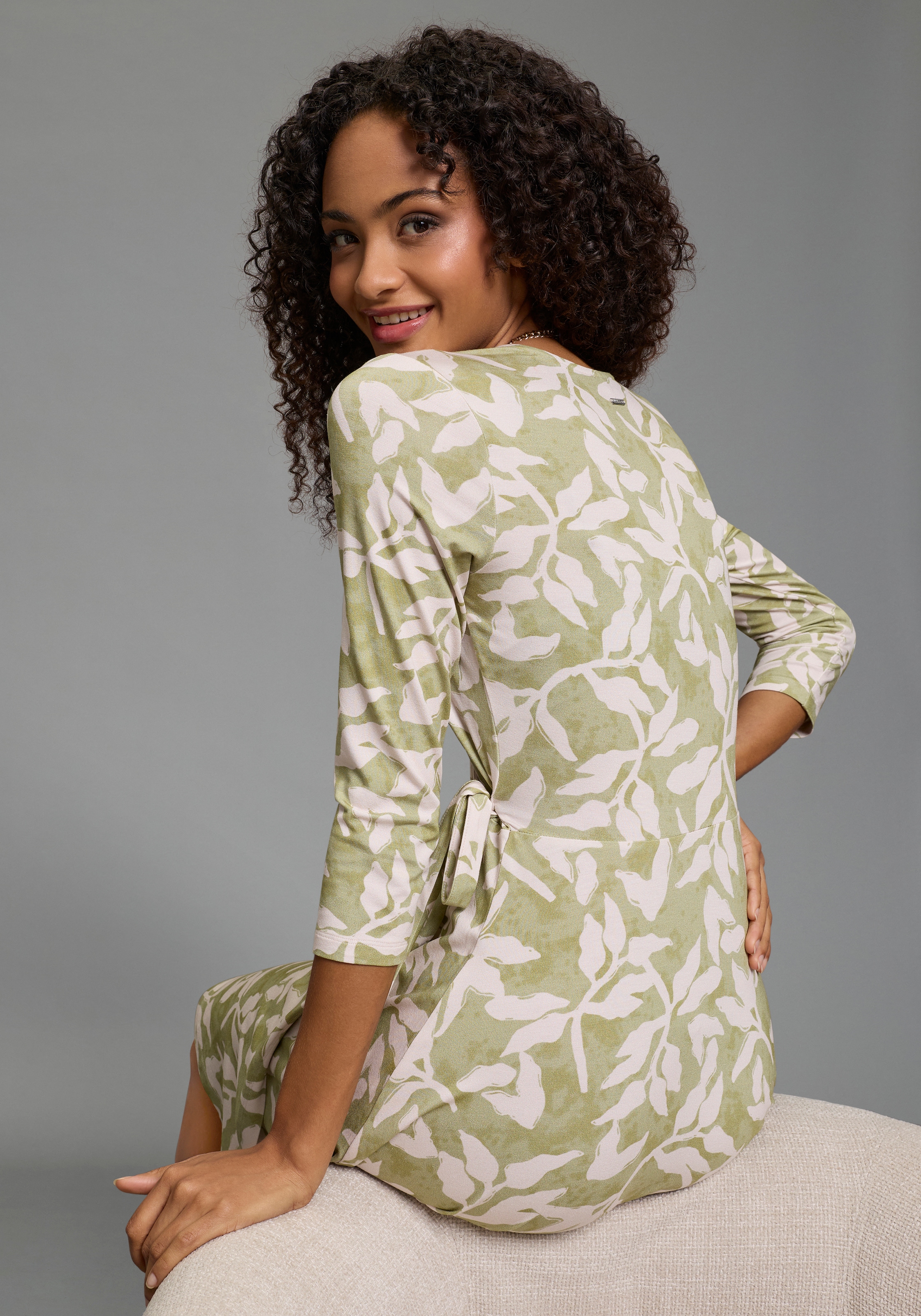 Laura Scott Jerseykleid »aus elastischer Shirtware« femininer Stil, für entspannte Tage, mit V-Ausschnitt, mit 3/4-Ärmeln