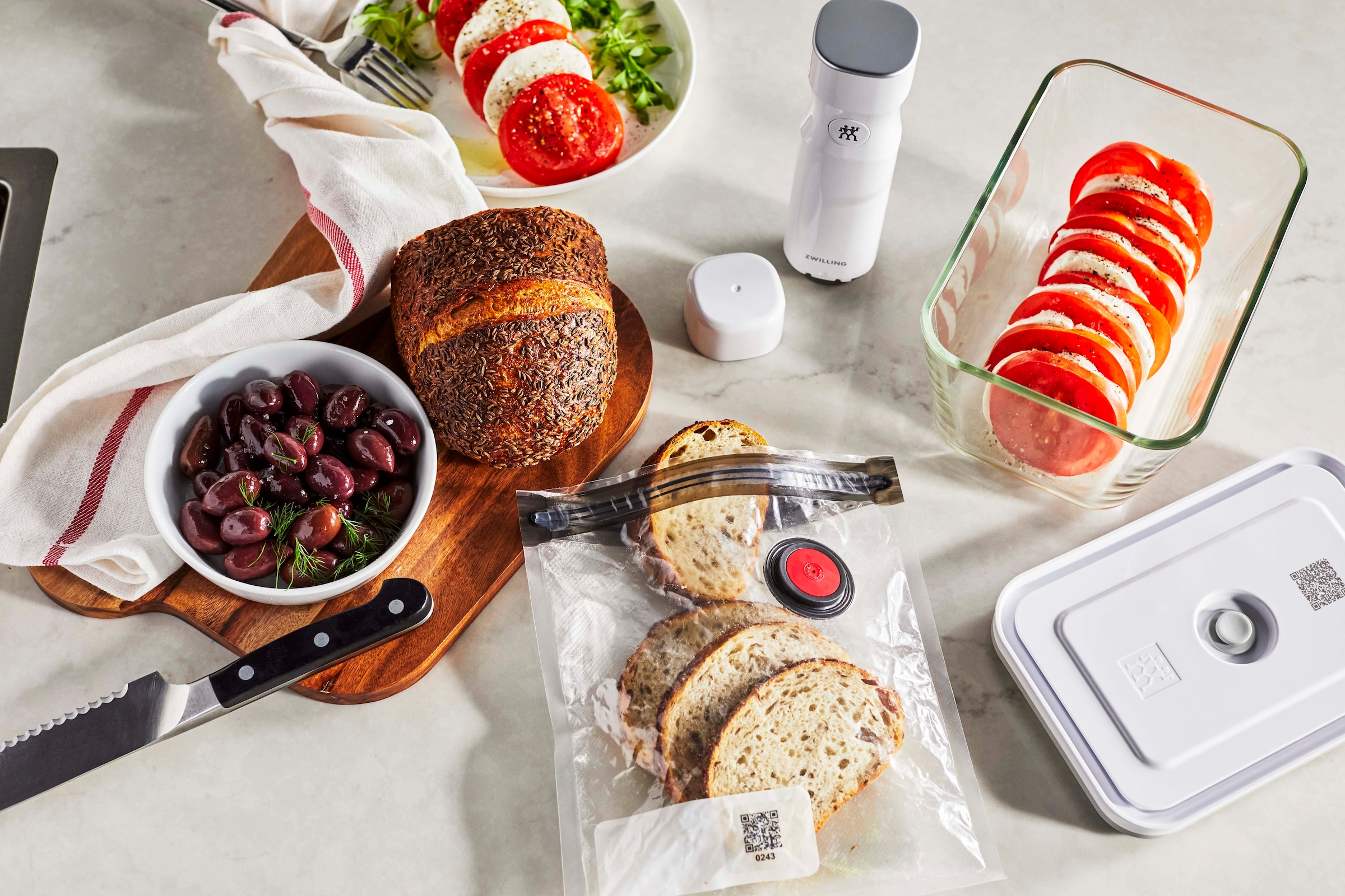 Zwilling Vakuumbehälter »Fresh & Save« Set, Vakuumpumpe inkl. 2 Vakuumboxen & 4 Vakuumbeutel, 7 Stk. tlg. Vakuum Starter-Set, Glas/Kunststoff, Spülmaschinengeeignet, Grey Line