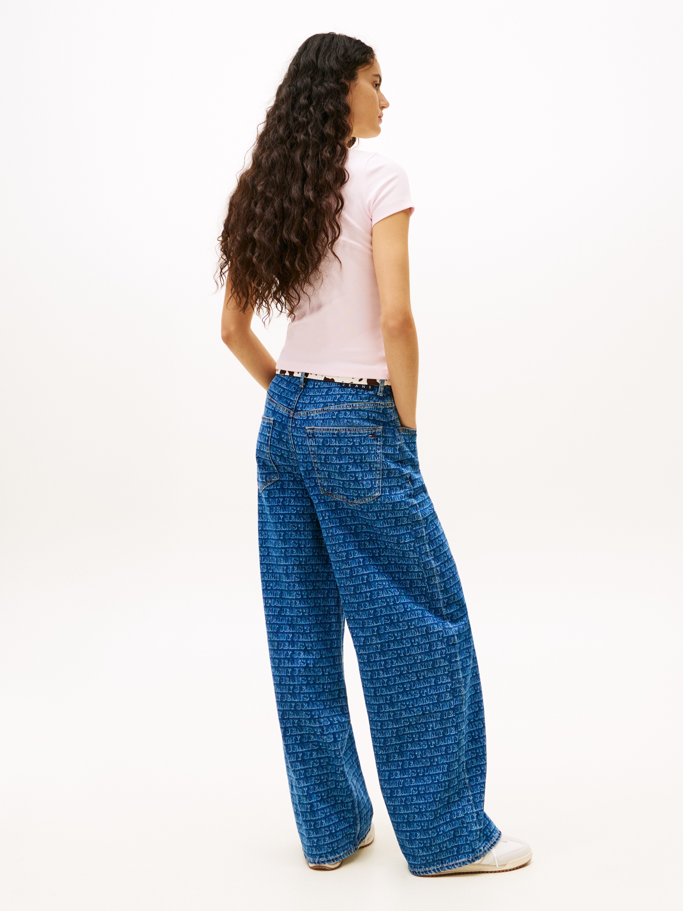 Tommy Jeans Kurzarmshirt »TJW SLIM BADGE RIB TEE« mit gerippter Struktur