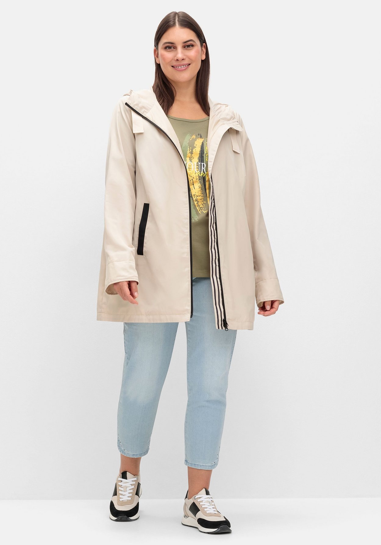 Sheego Outdoorjacke »Kapuzenjacke in leichter Qualität, mit Kontrastdetails«, mit Kapuze
