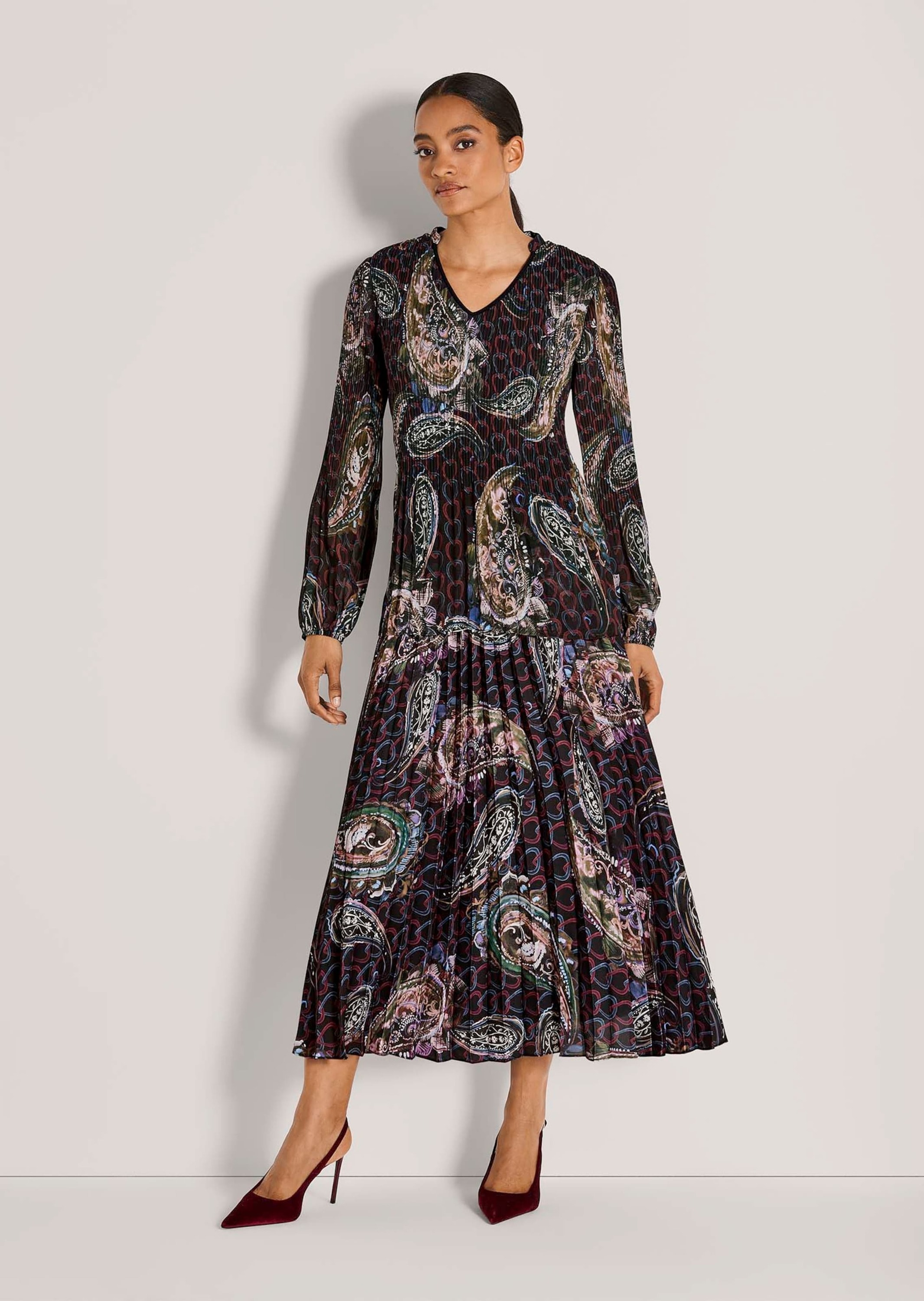 MADELEINE Langarmbluse »Bluse Elegante Chiffon-Tunika mit V-Ausschnitt« Plissiertes Shirt mit Paisley