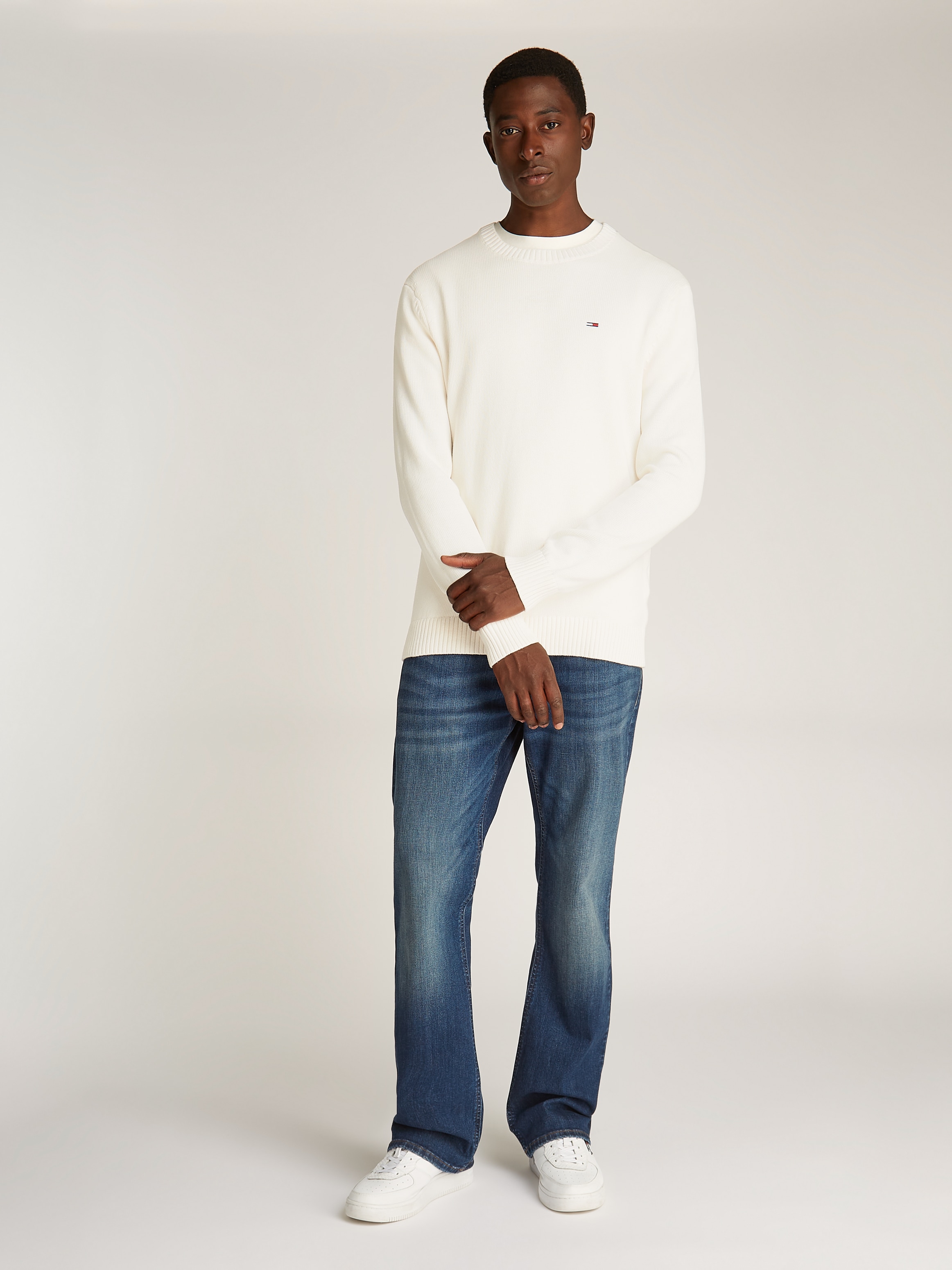 Tommy Jeans Strickpullover »TJM SLIM ESSNTLS C-NECK SWEATER«, mit Markenlogo auf der Brust
