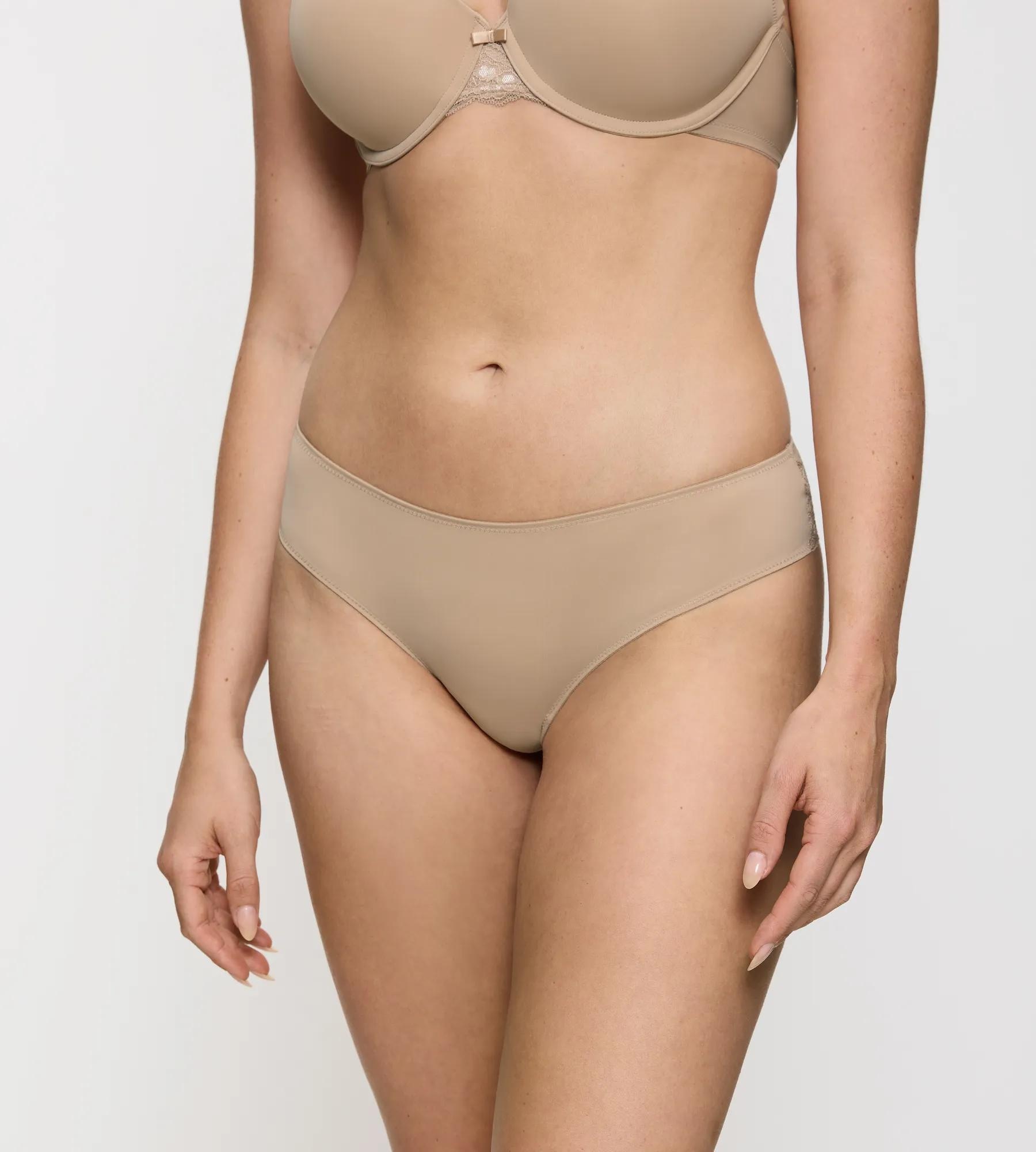 Triumph Slip »Lovely Micro Brazilian String« zarte, florale Spitze, schmales Bündchen