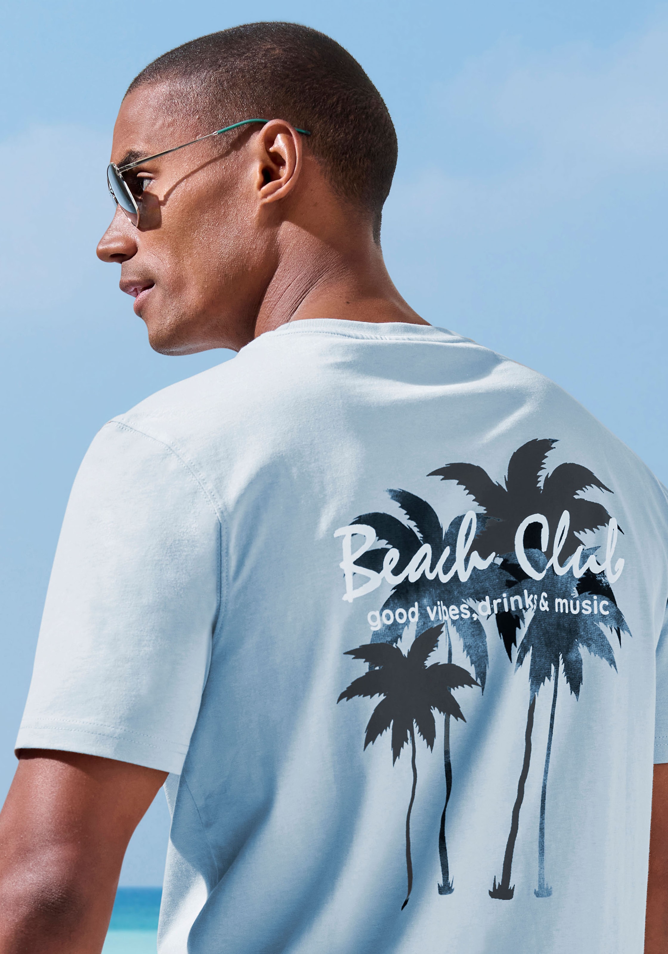 Beachtime T-Shirt », Shirt mit modischem Palmen Print« Regular-Fit, mit kleinem Print vorn und großem Print hinten