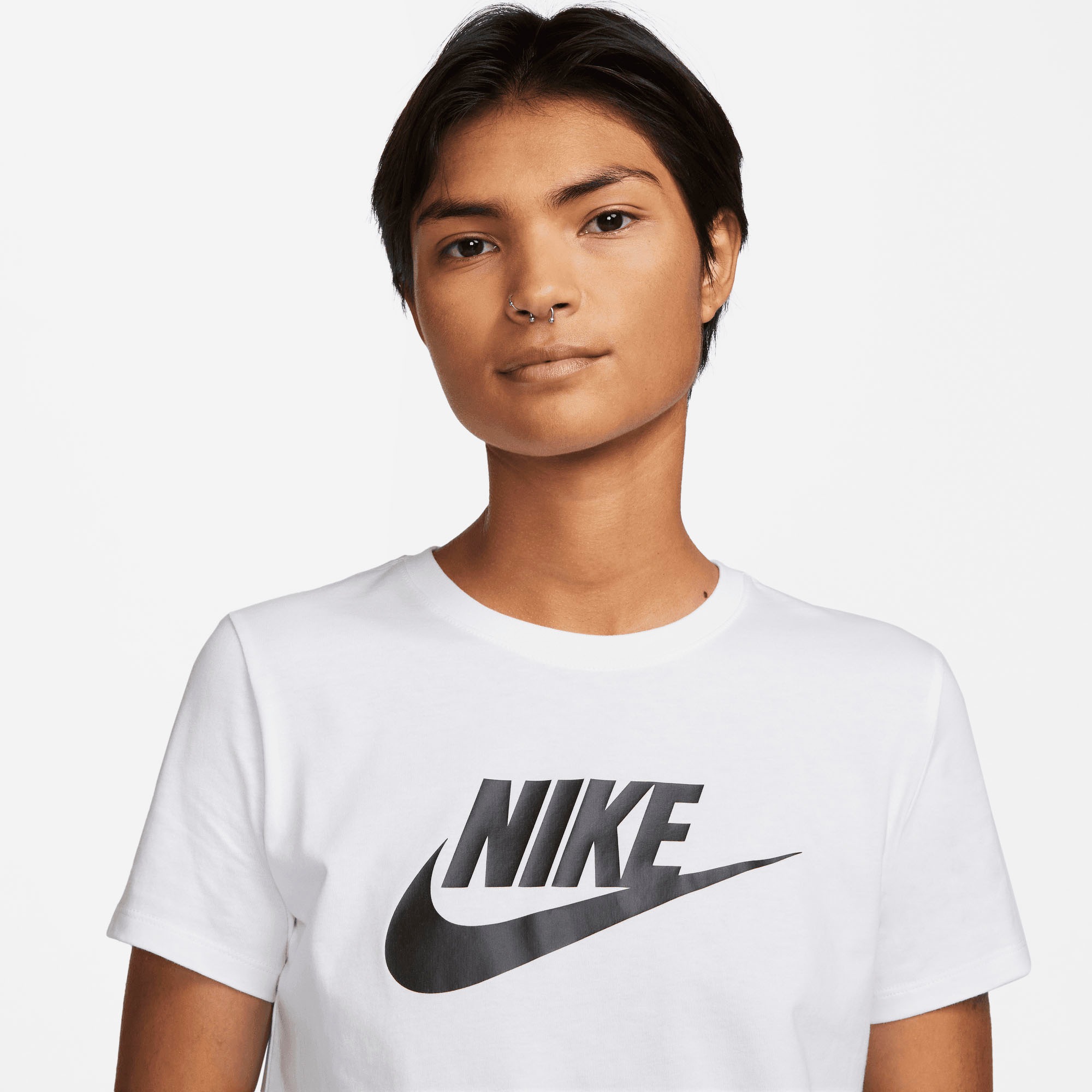 Nike Sportswear T-Shirt »ESSENTIALS WOMEN'S LOGO T-SHIRT«, Basic Damen T-Shirt mit Logo